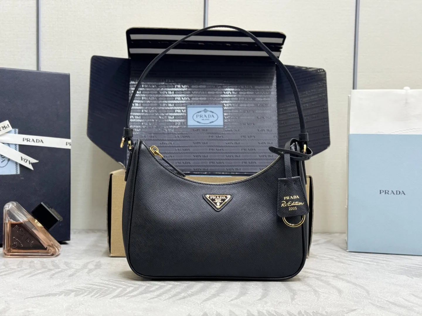 Prada Re-Edition 2005 Saffiano Shoulder Bag D77011401