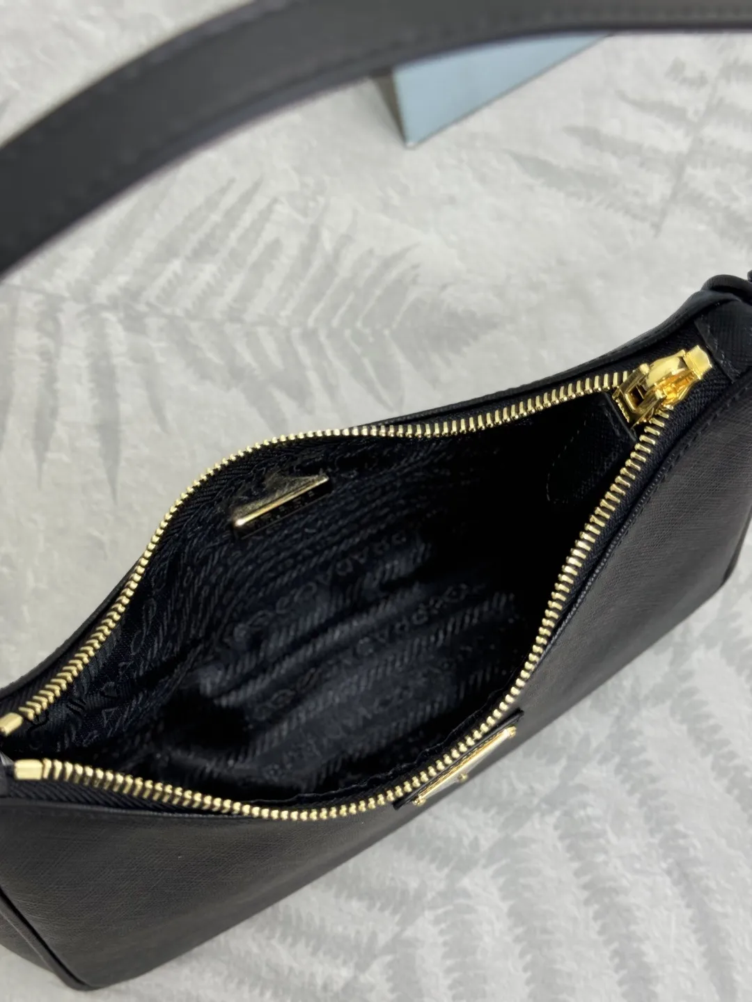 Prada Re-Edition 2005 Saffiano Shoulder Bag D77011401 — view 8