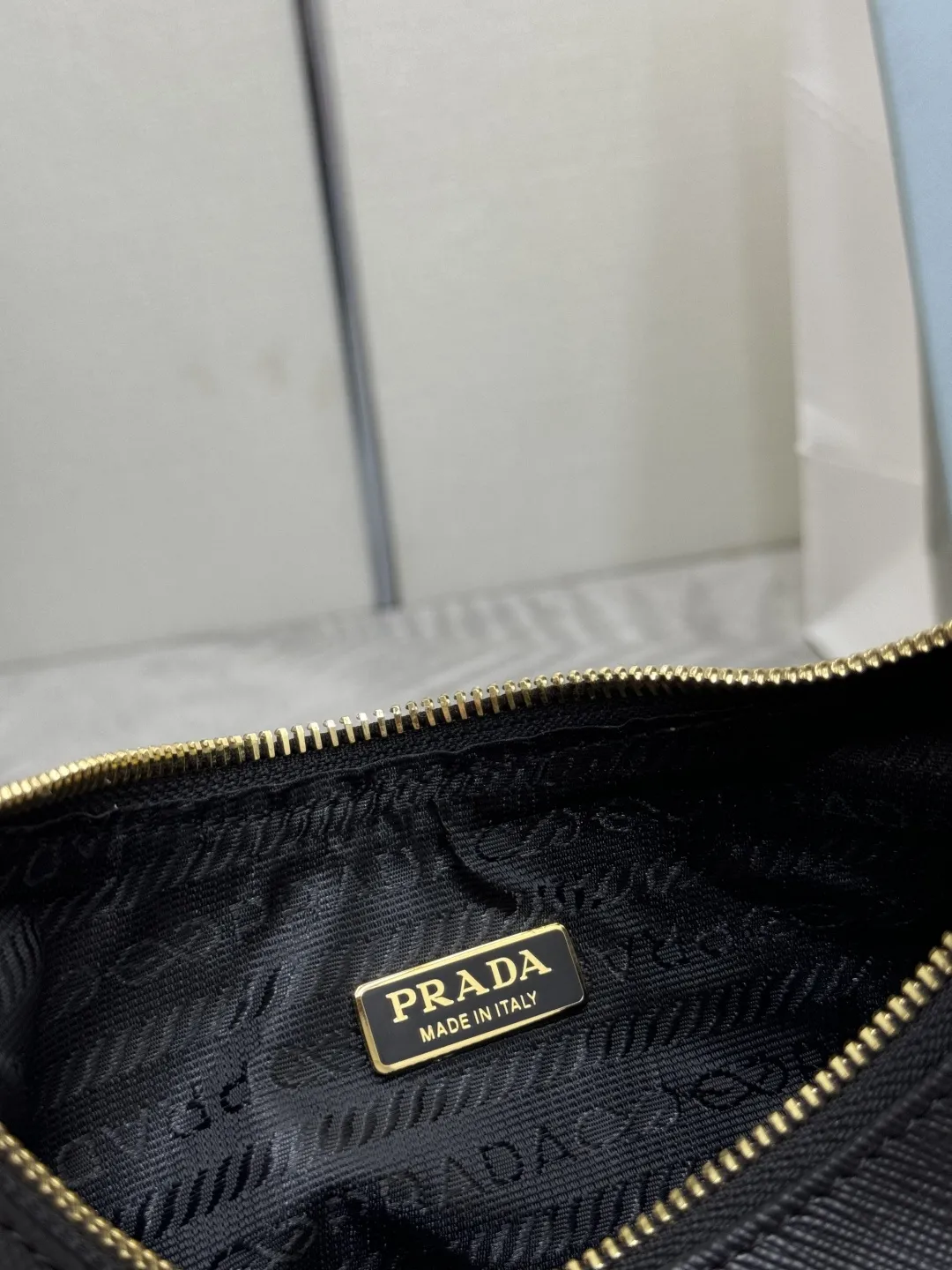 Prada Re-Edition 2005 Saffiano Shoulder Bag D77011401 — view 9