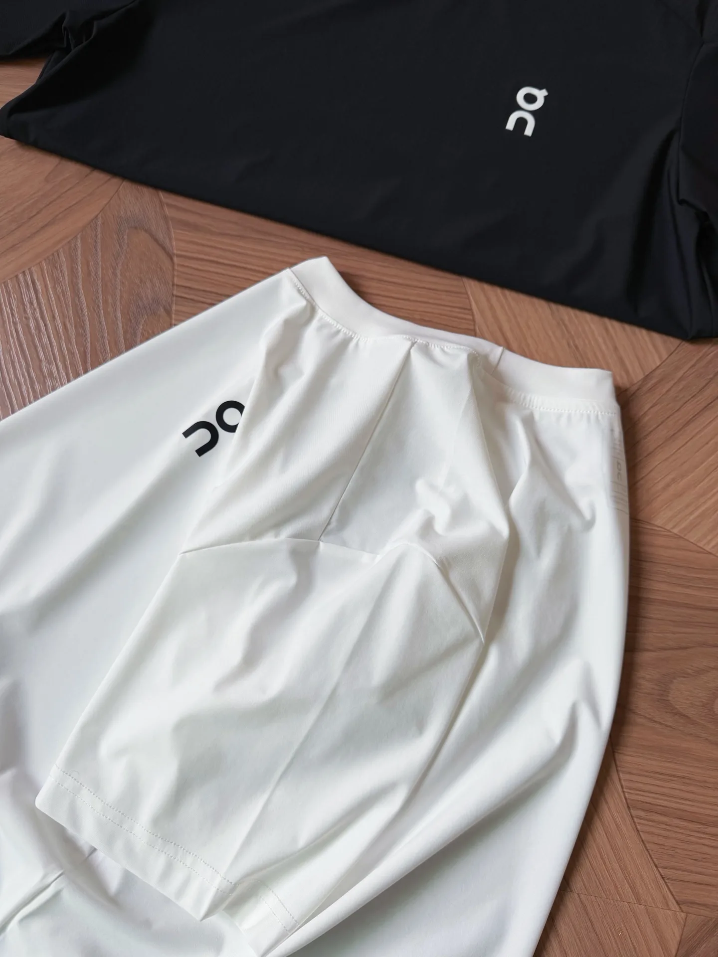 On Running Court Performance Tech T-Shirt D12013612 — view 7