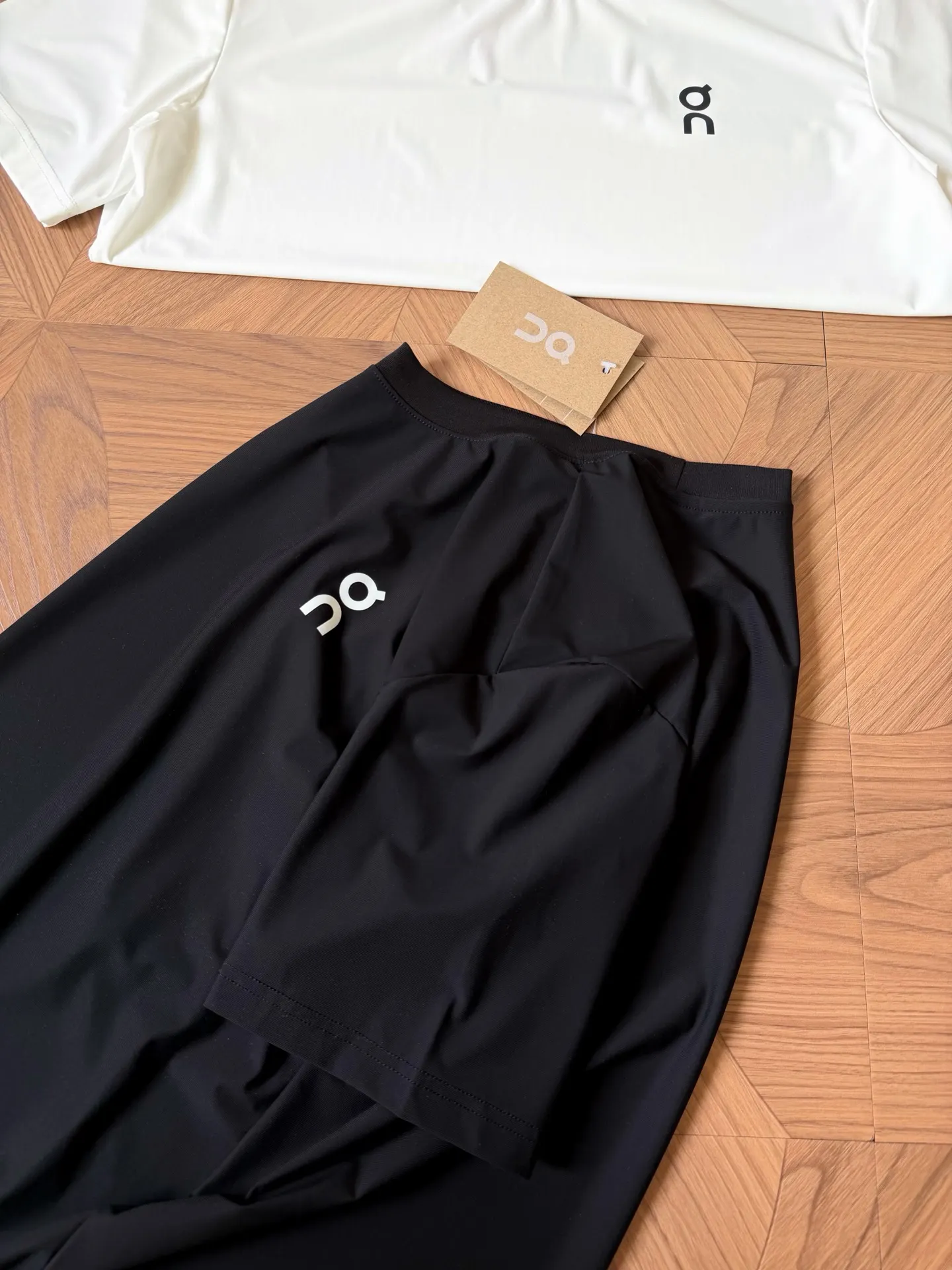 On Running Court Performance Tech T-Shirt D12013612 — view 8