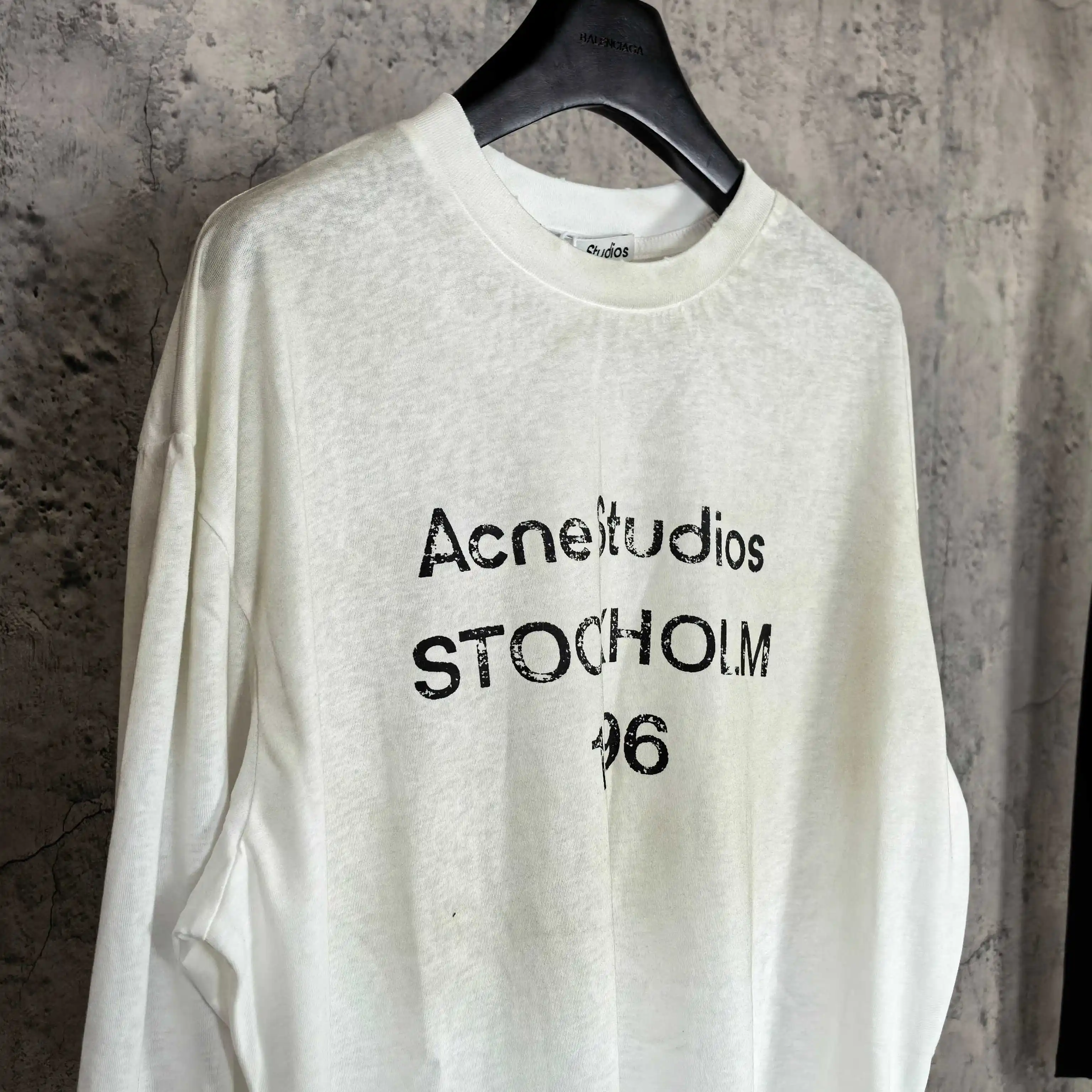 1996 Logo Distressed Long-Sleeve T-Shirt D14024567 — view 7