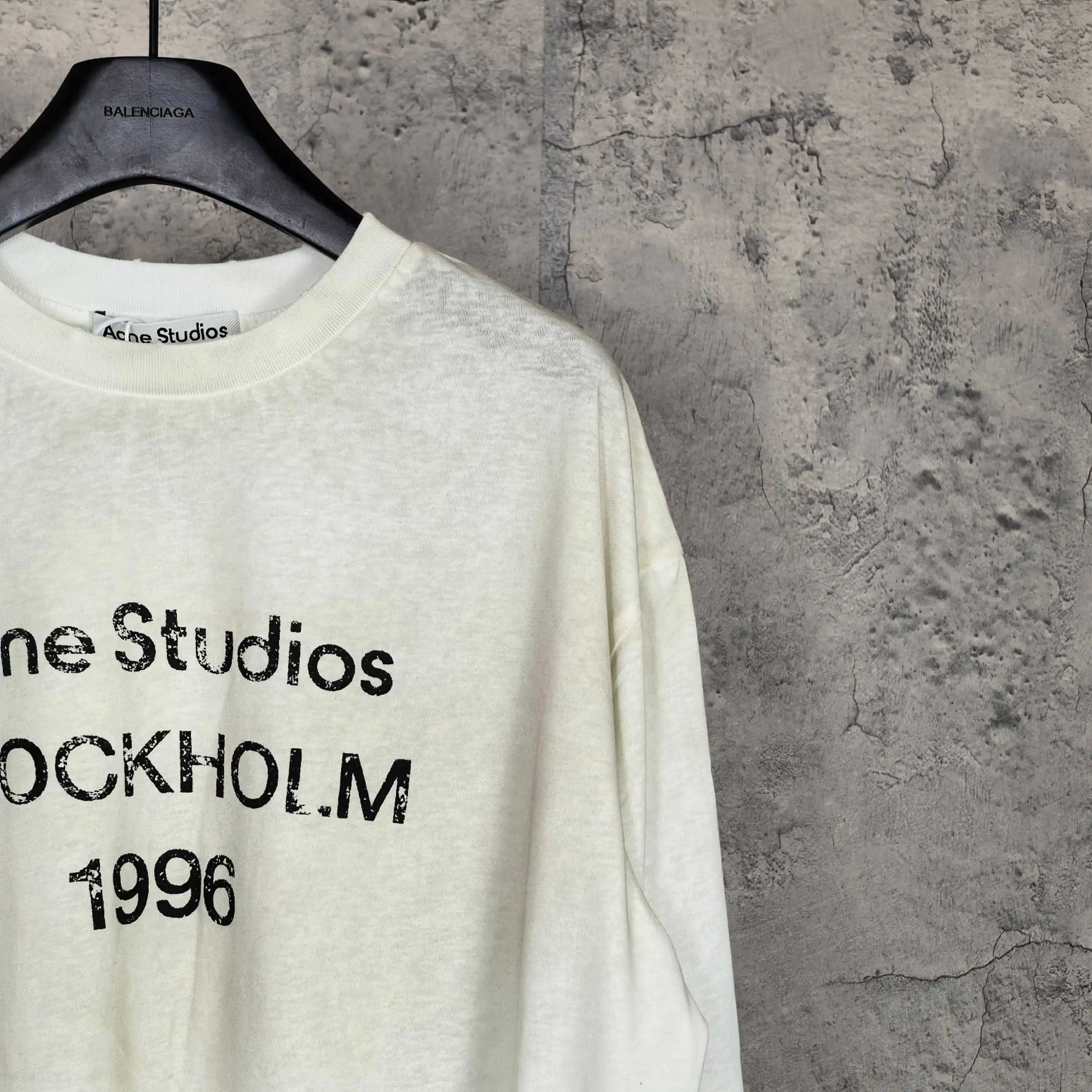 1996 Logo Distressed Long-Sleeve T-Shirt D14024567 — view 9
