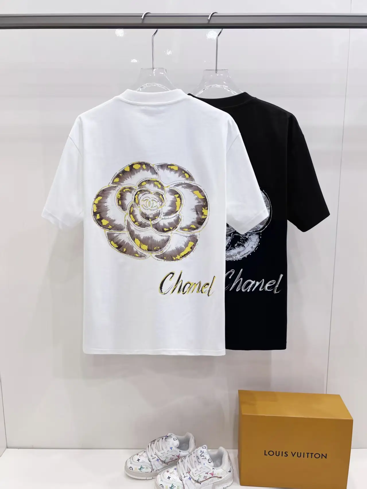 Camellia Graphic Print Cotton T-Shirt D14521443 — view 9