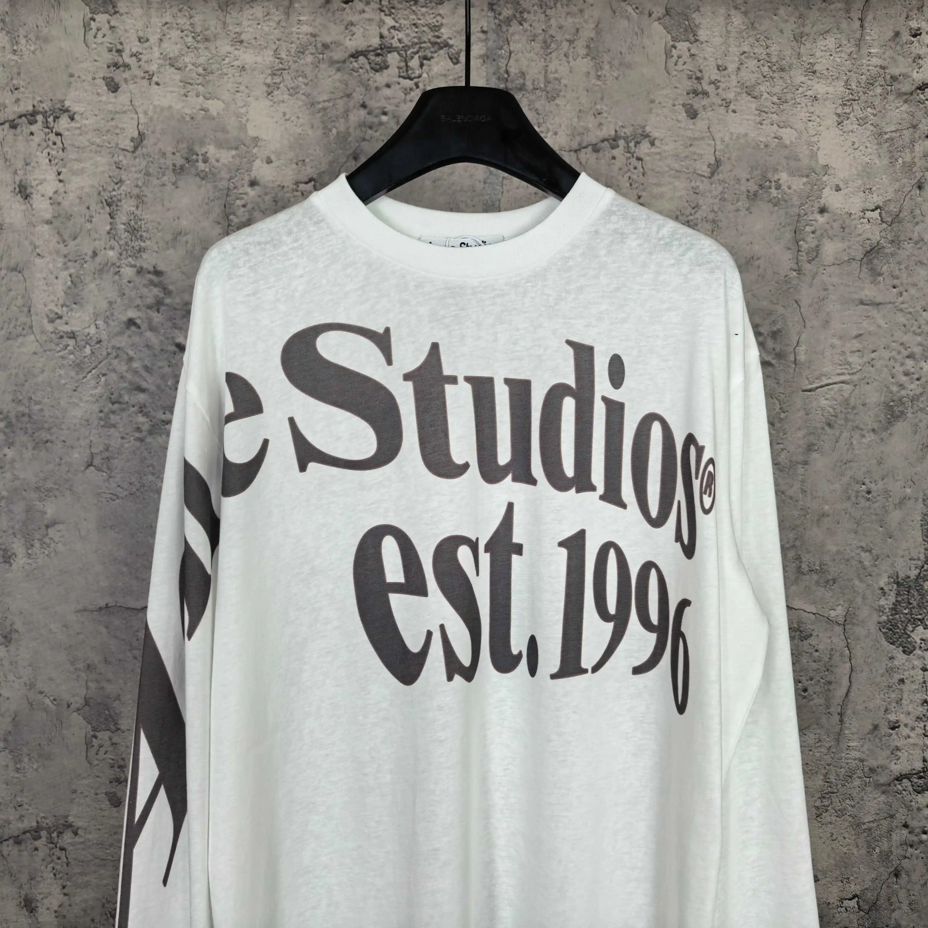 Logo Print Long-Sleeve T-Shirt D14524528 — view 3
