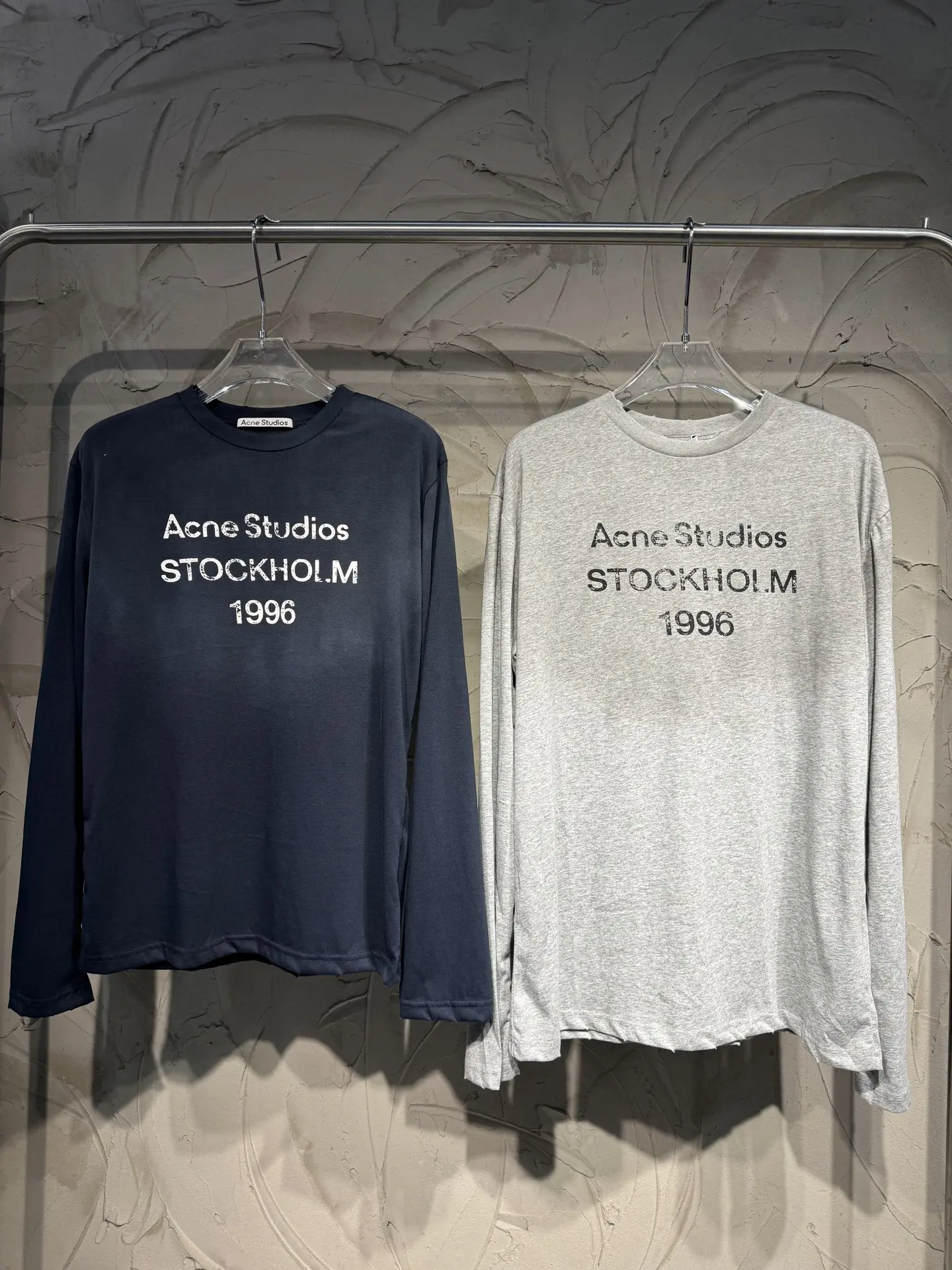 1996 Logo Distressed Long-Sleeve T-Shirt D15024310 — view 10