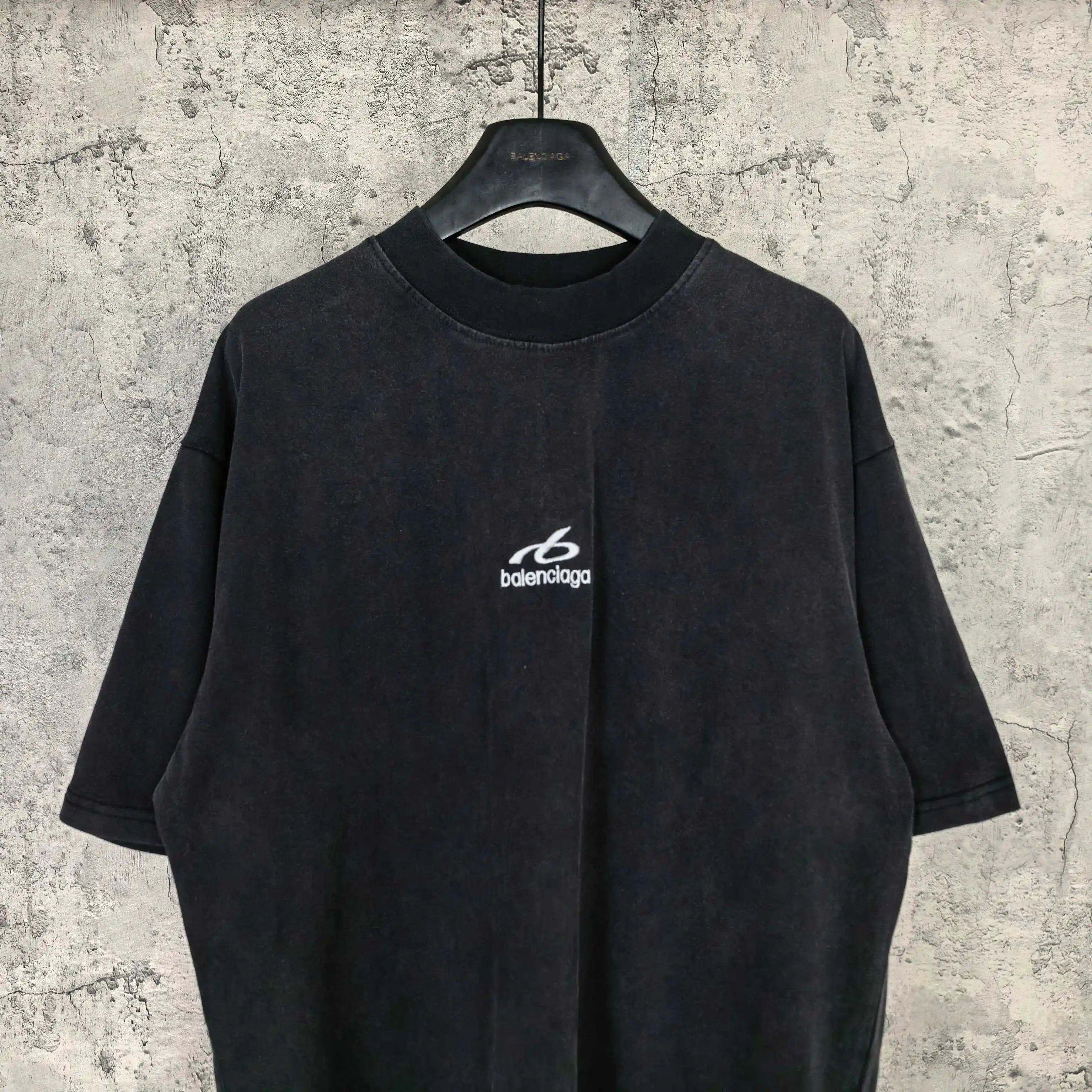 Logo Embroidered Medium Fit T-Shirt D15024480 — view 3