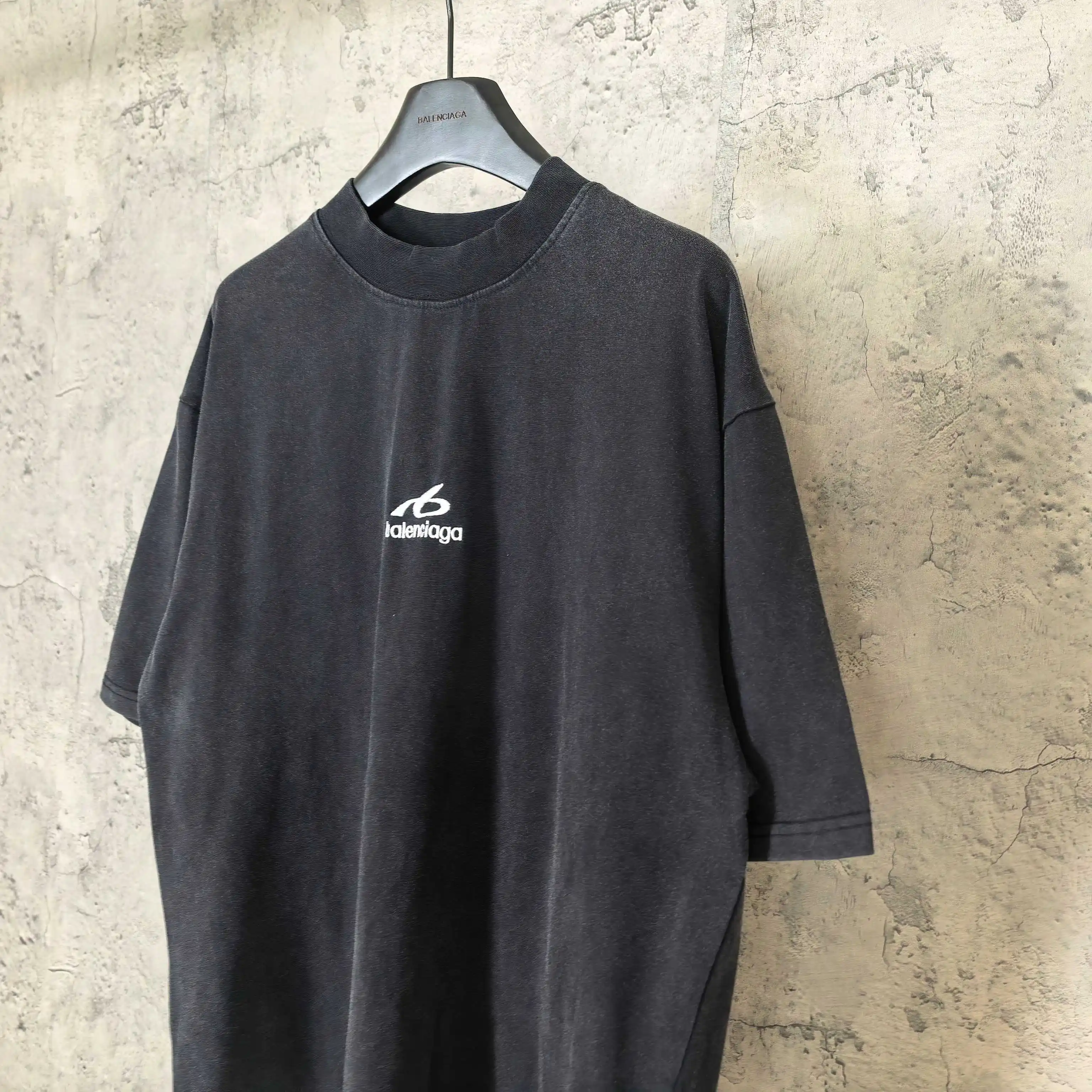 Logo Embroidered Medium Fit T-Shirt D15024480 — view 9