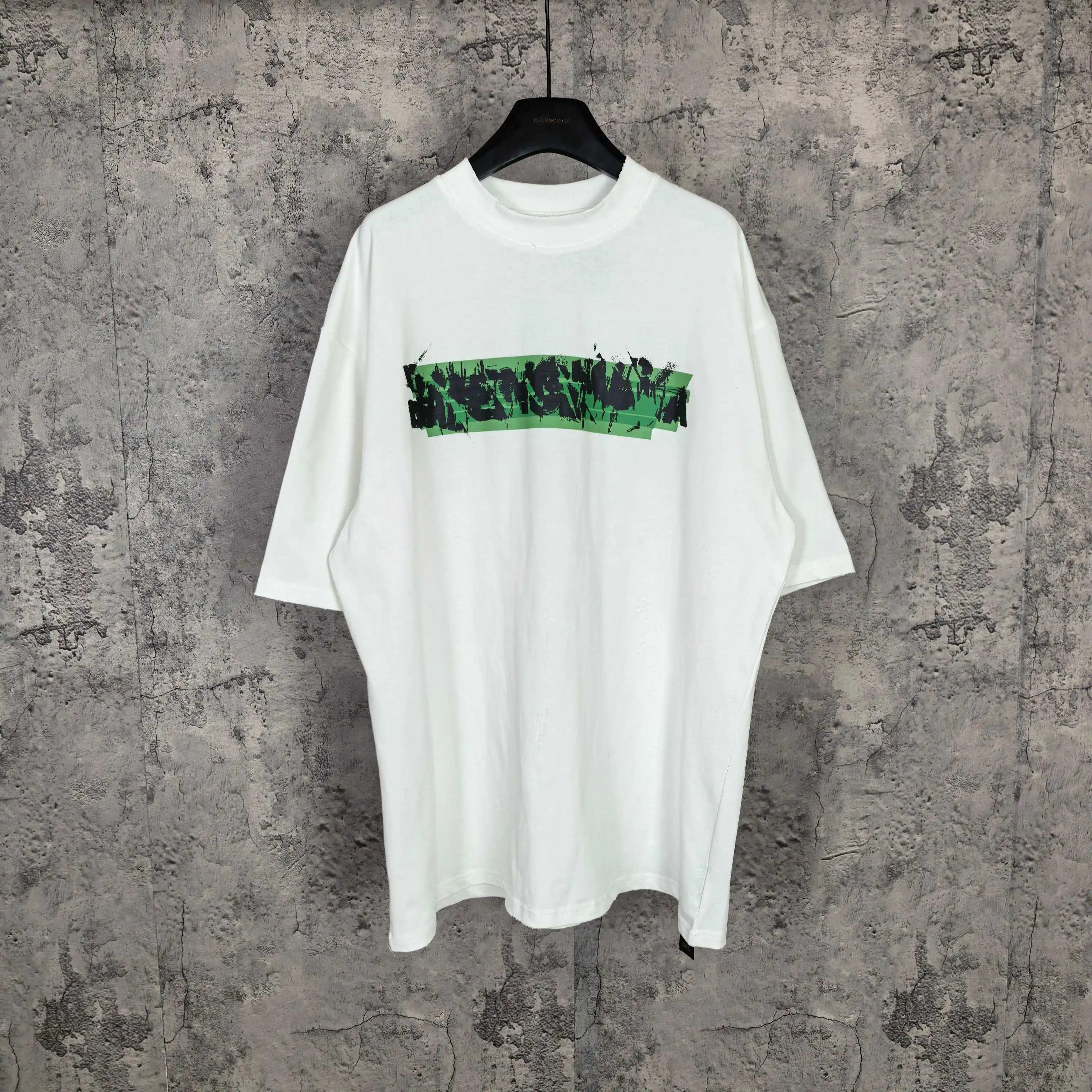 Messy Spray Logo Medium Fit T-Shirt D15024496