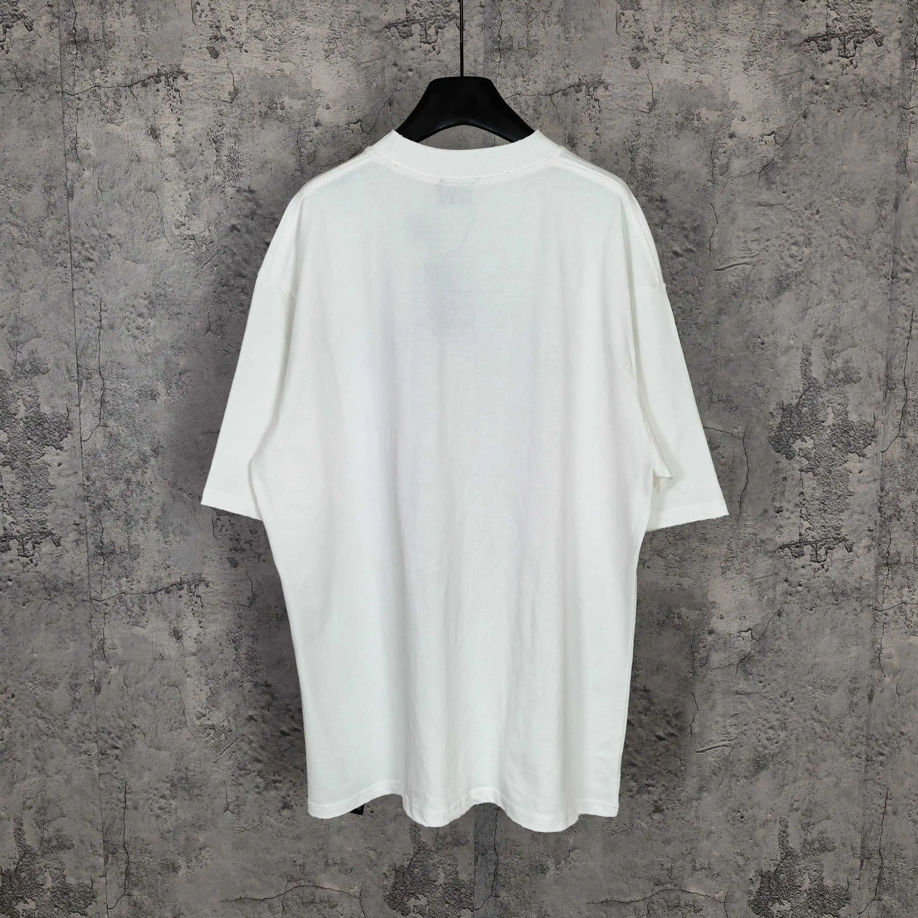 Messy Spray Logo Medium Fit T-Shirt D15024496 — view 2