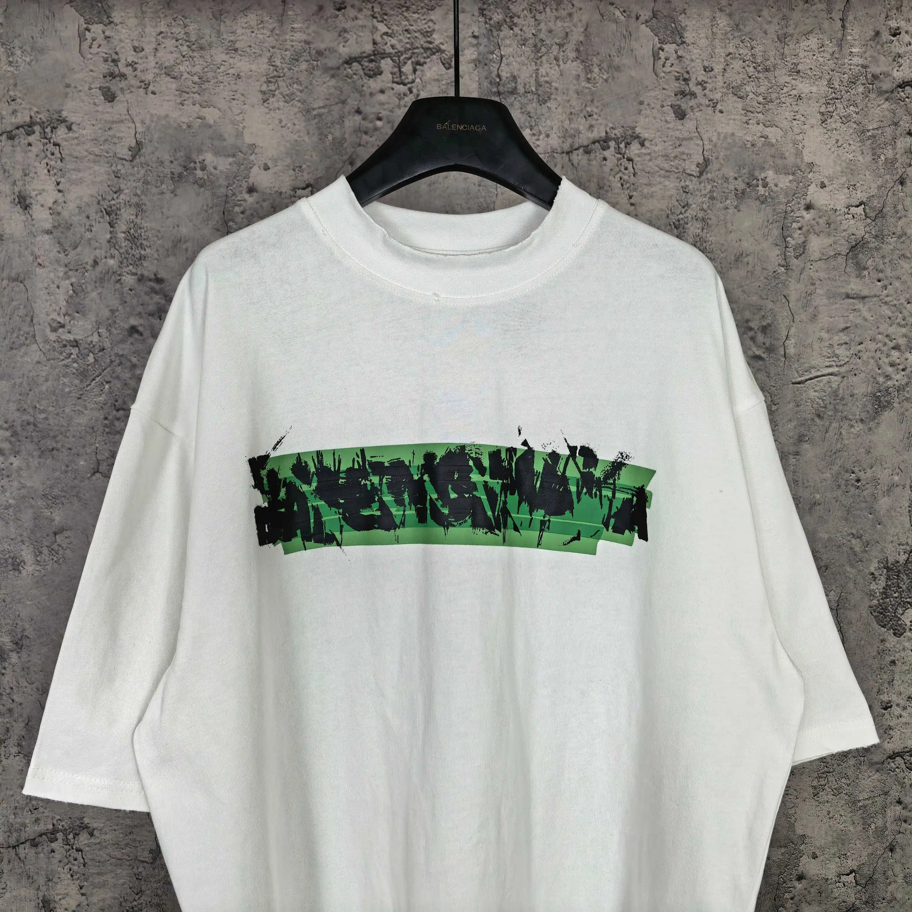 Messy Spray Logo Medium Fit T-Shirt D15024496 — view 3