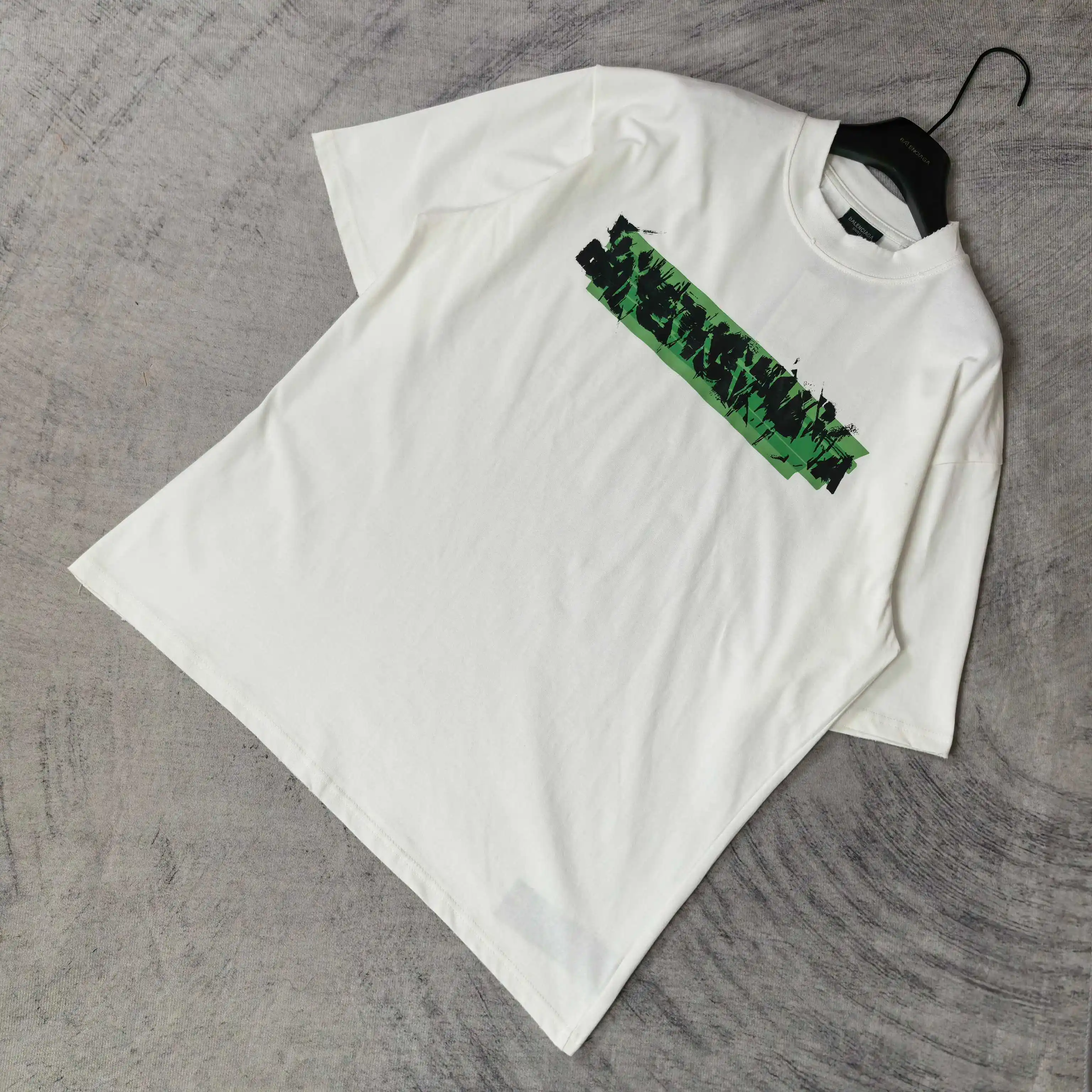 Messy Spray Logo Medium Fit T-Shirt D15024496 — view 4