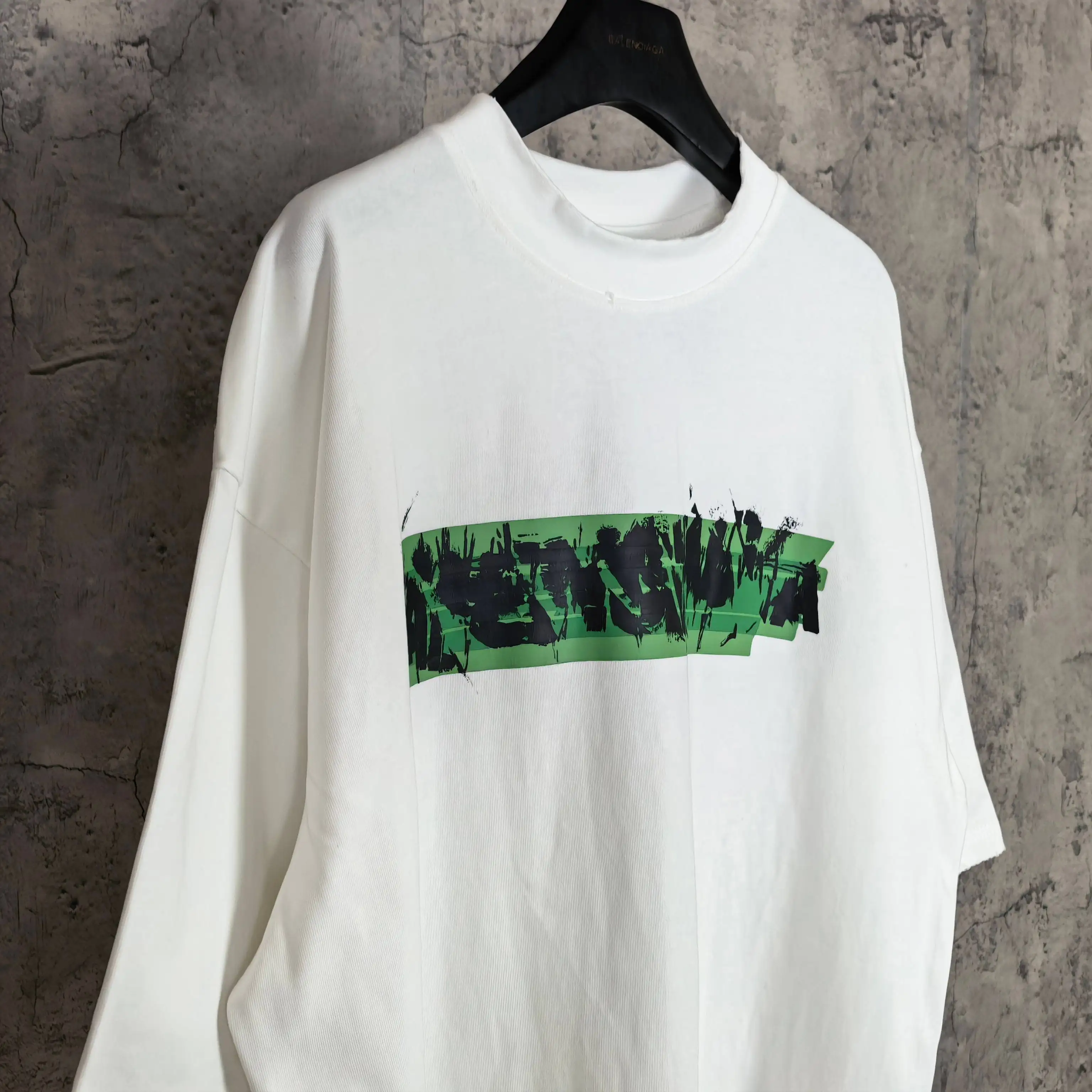 Messy Spray Logo Medium Fit T-Shirt D15024496 — view 7