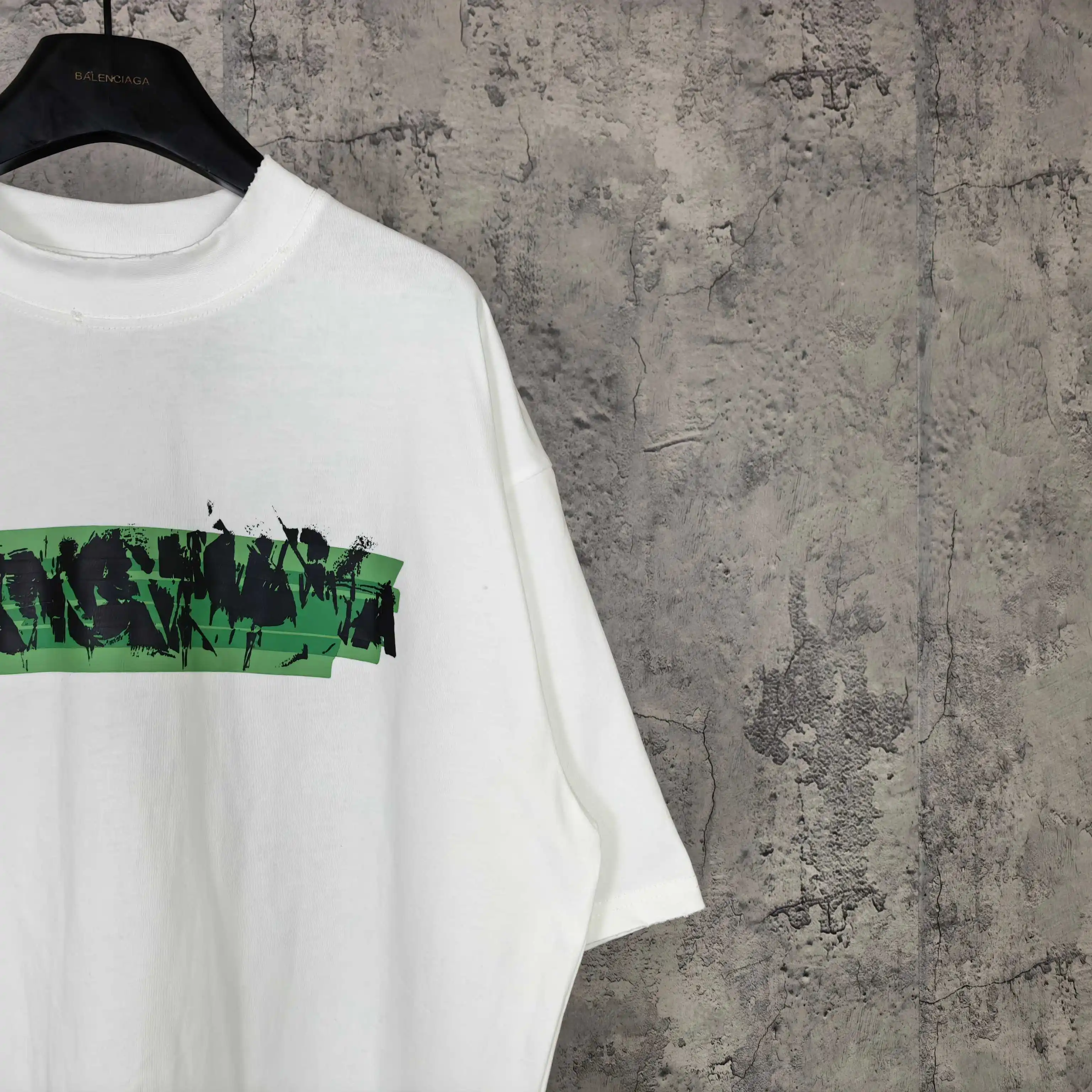 Messy Spray Logo Medium Fit T-Shirt D15024496 — view 9