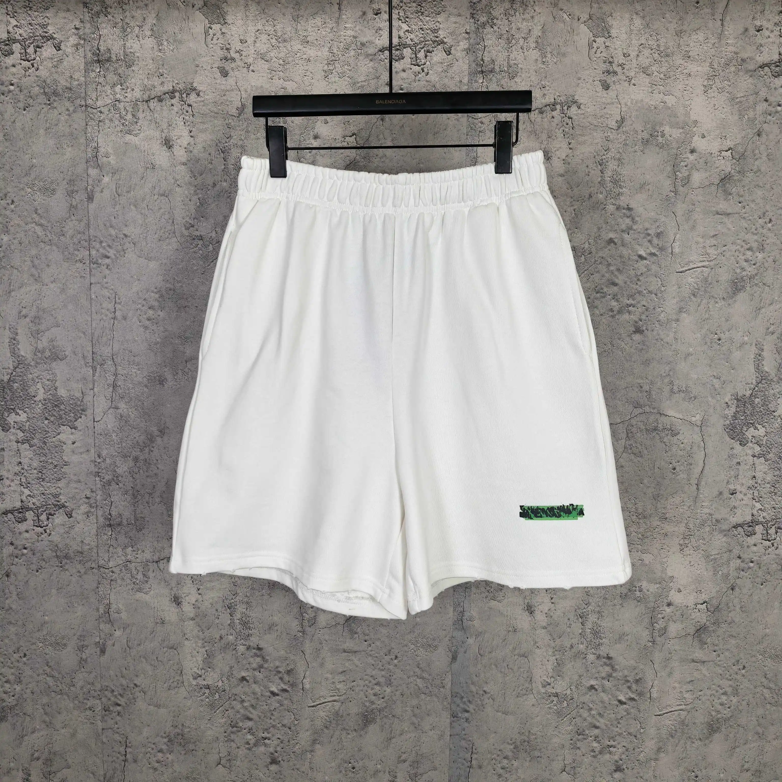 Messy Spray Logo Relaxed Shorts D16024495