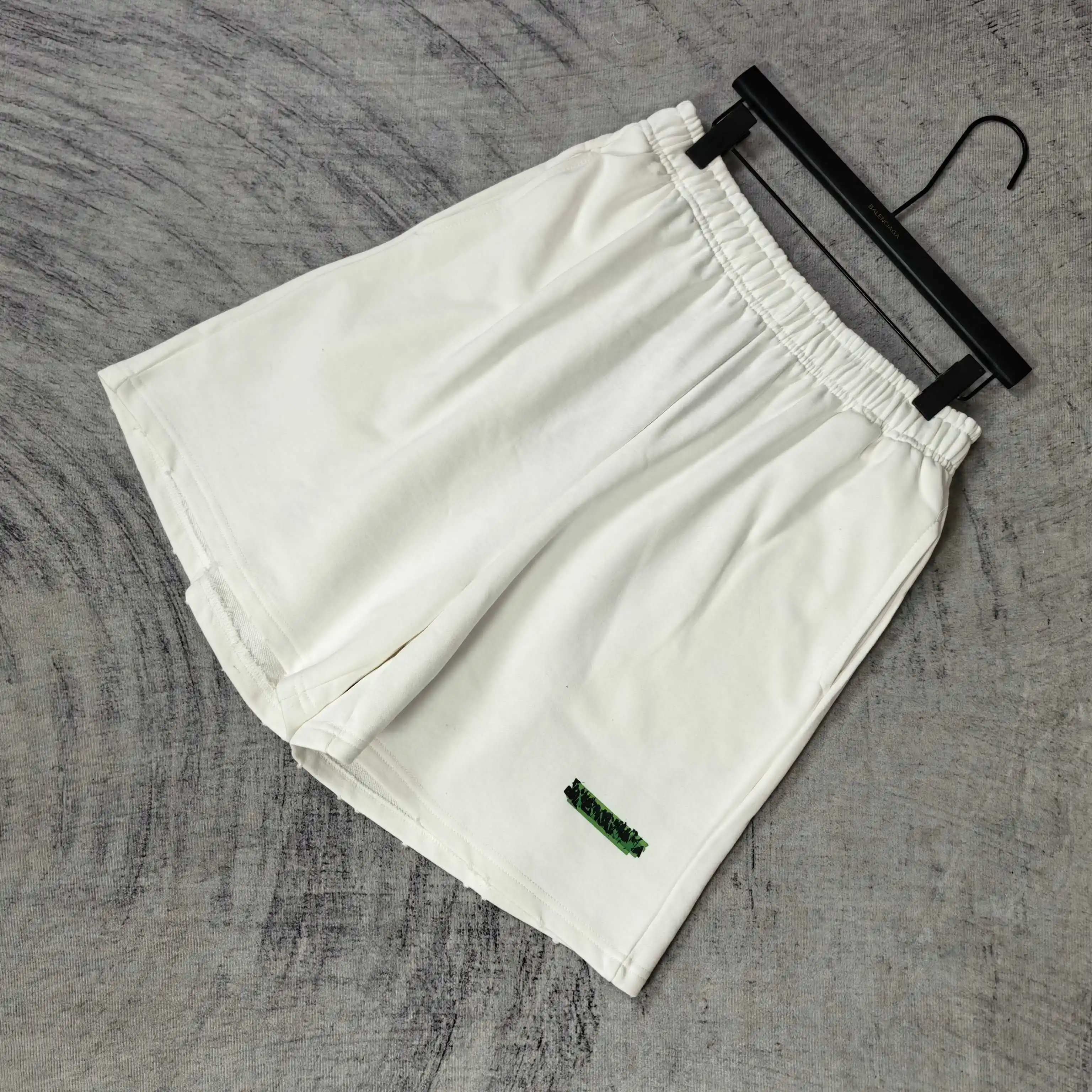 Messy Spray Logo Relaxed Shorts D16024495 — view 4
