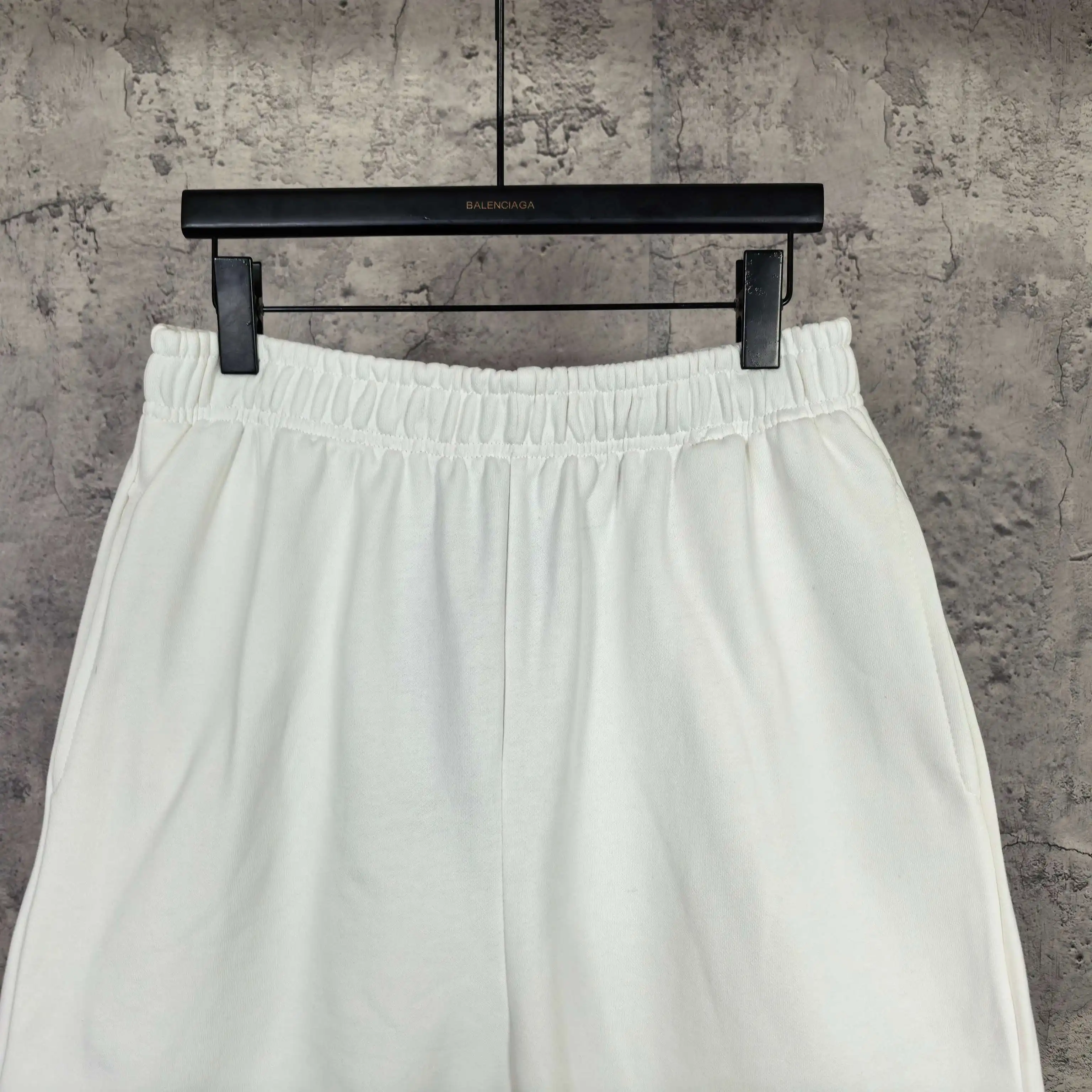 Messy Spray Logo Relaxed Shorts D16024495 — view 6