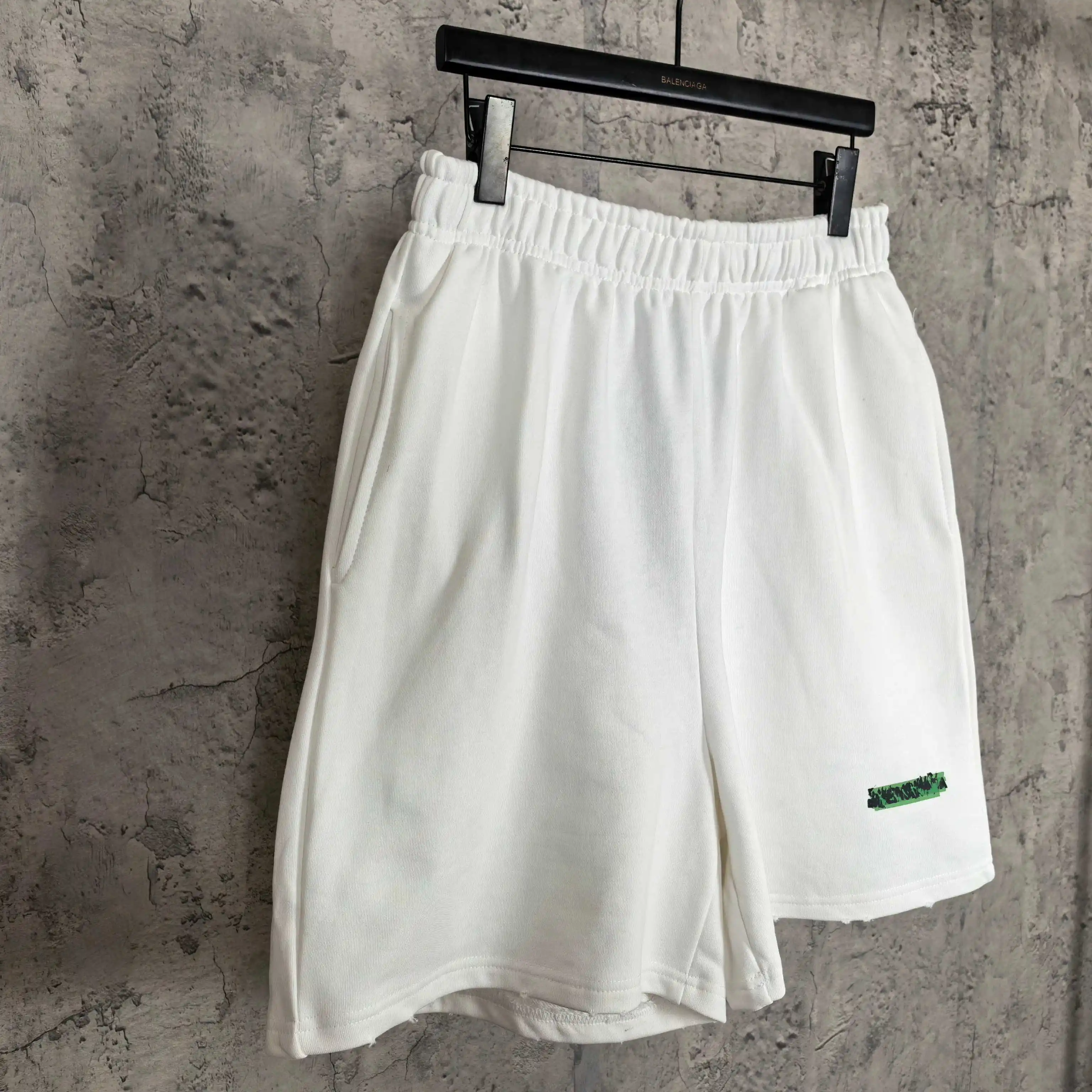 Messy Spray Logo Relaxed Shorts D16024495 — view 7