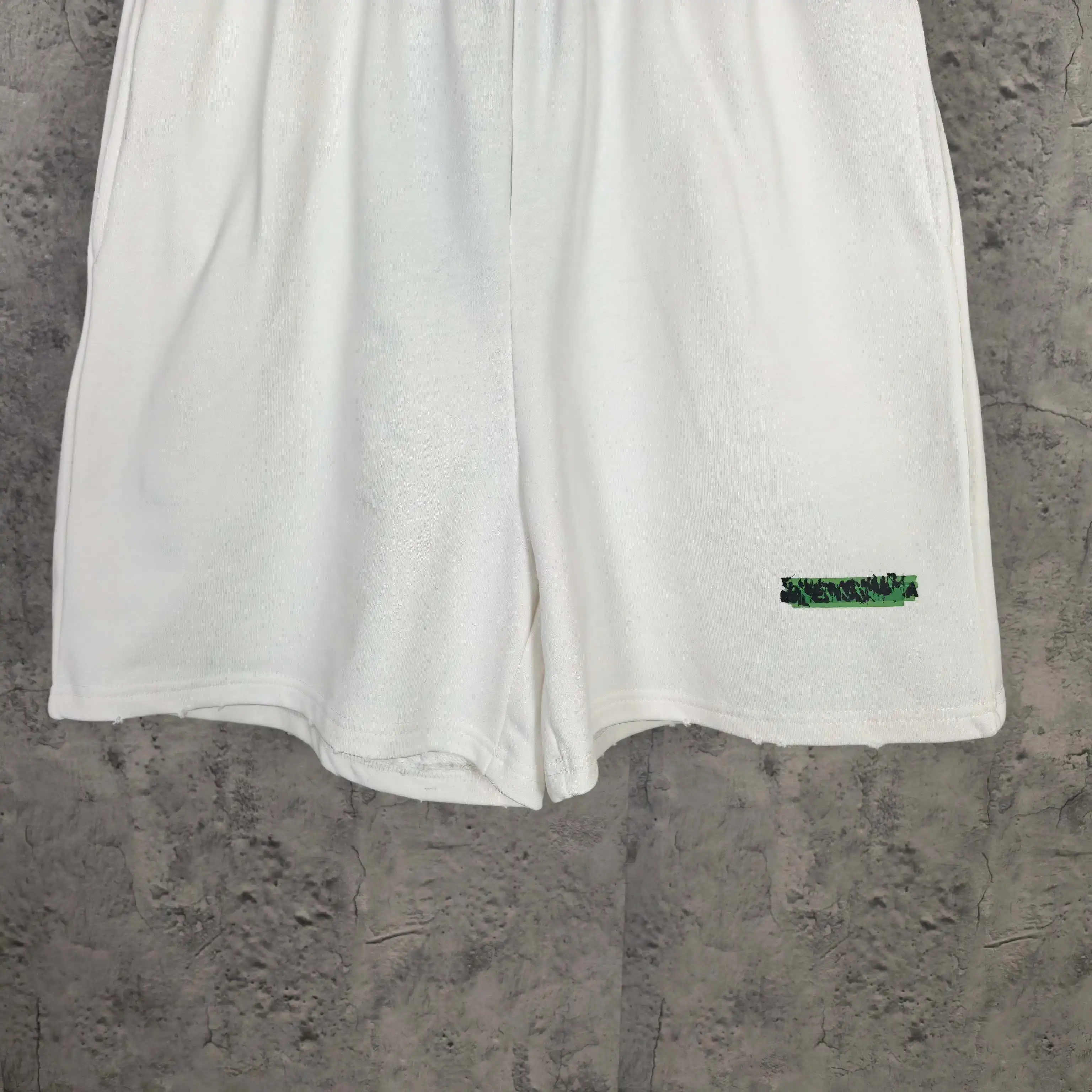 Messy Spray Logo Relaxed Shorts D16024495 — view 8