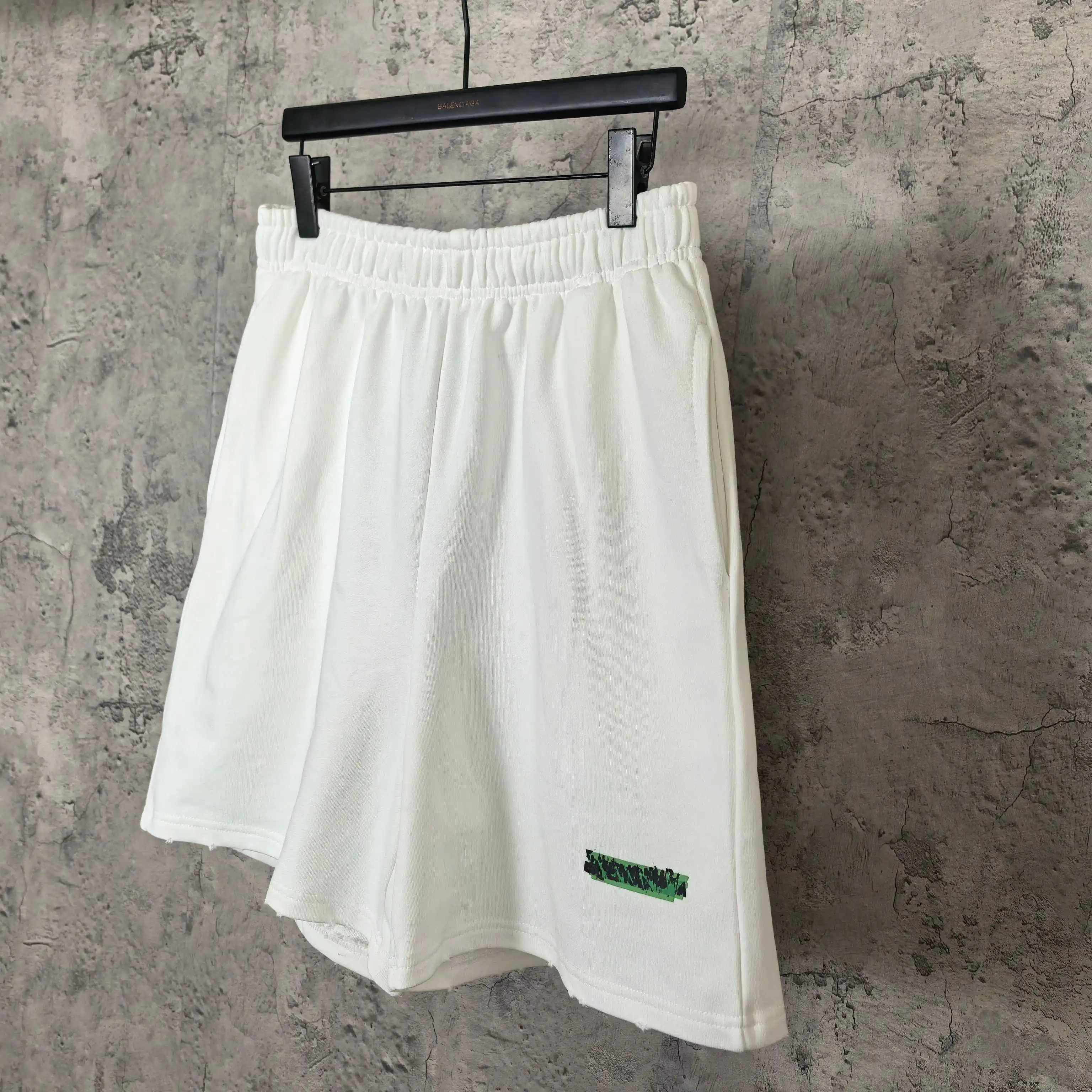 Messy Spray Logo Relaxed Shorts D16024495 — view 9