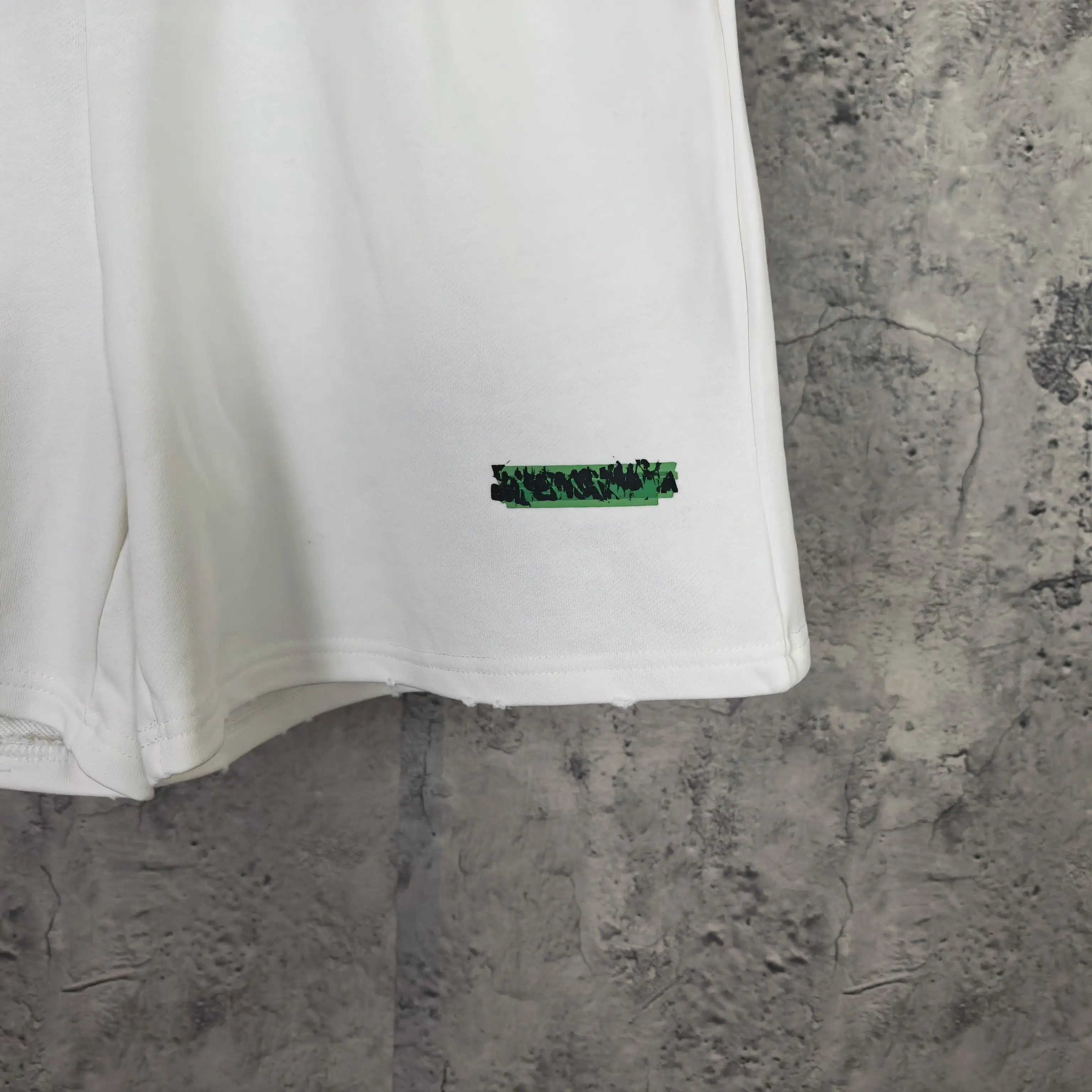 Messy Spray Logo Relaxed Shorts D16024495 — view 11