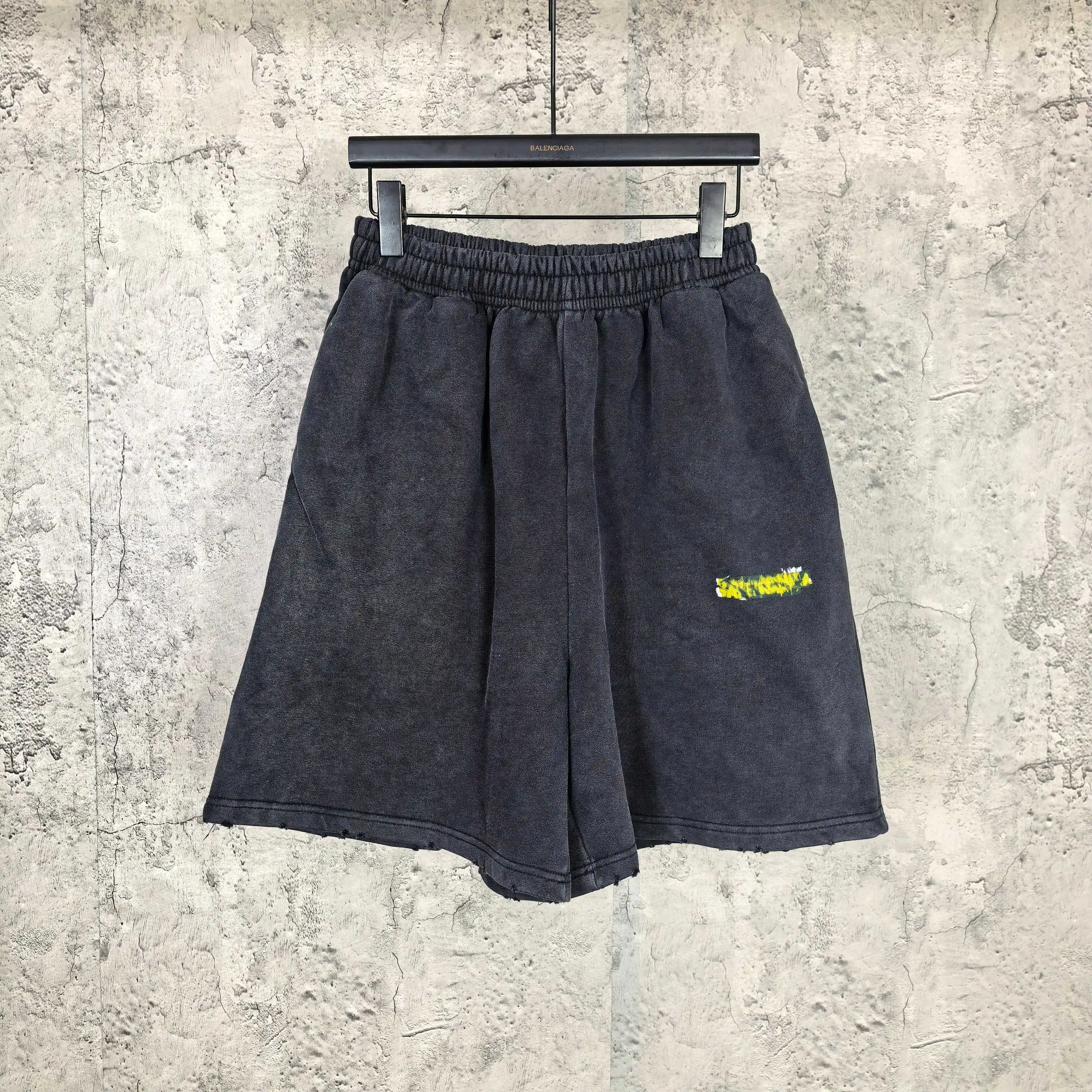 Messy Spray Logo Graffiti Shorts D16024494