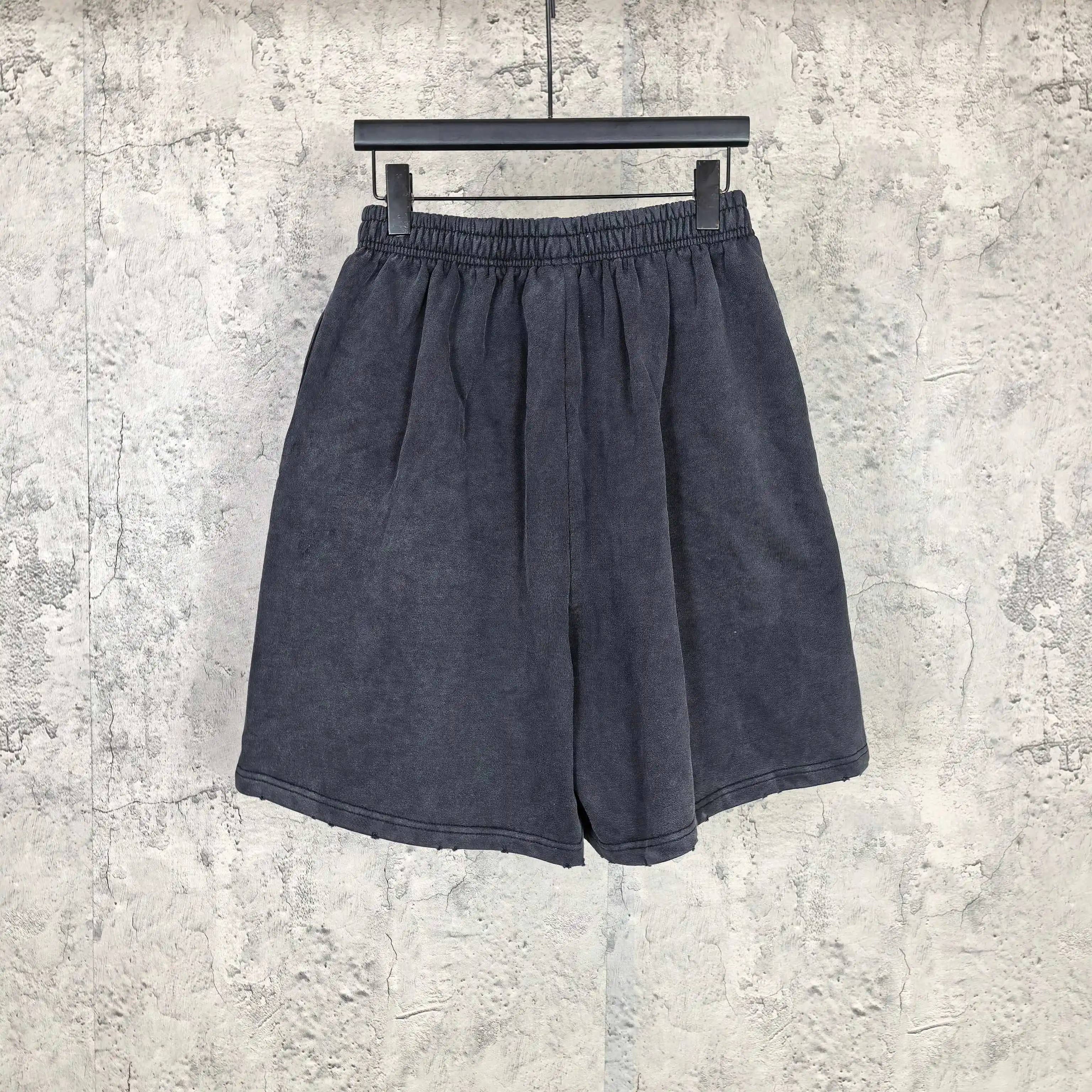Messy Spray Logo Graffiti Shorts D16024494 — view 2