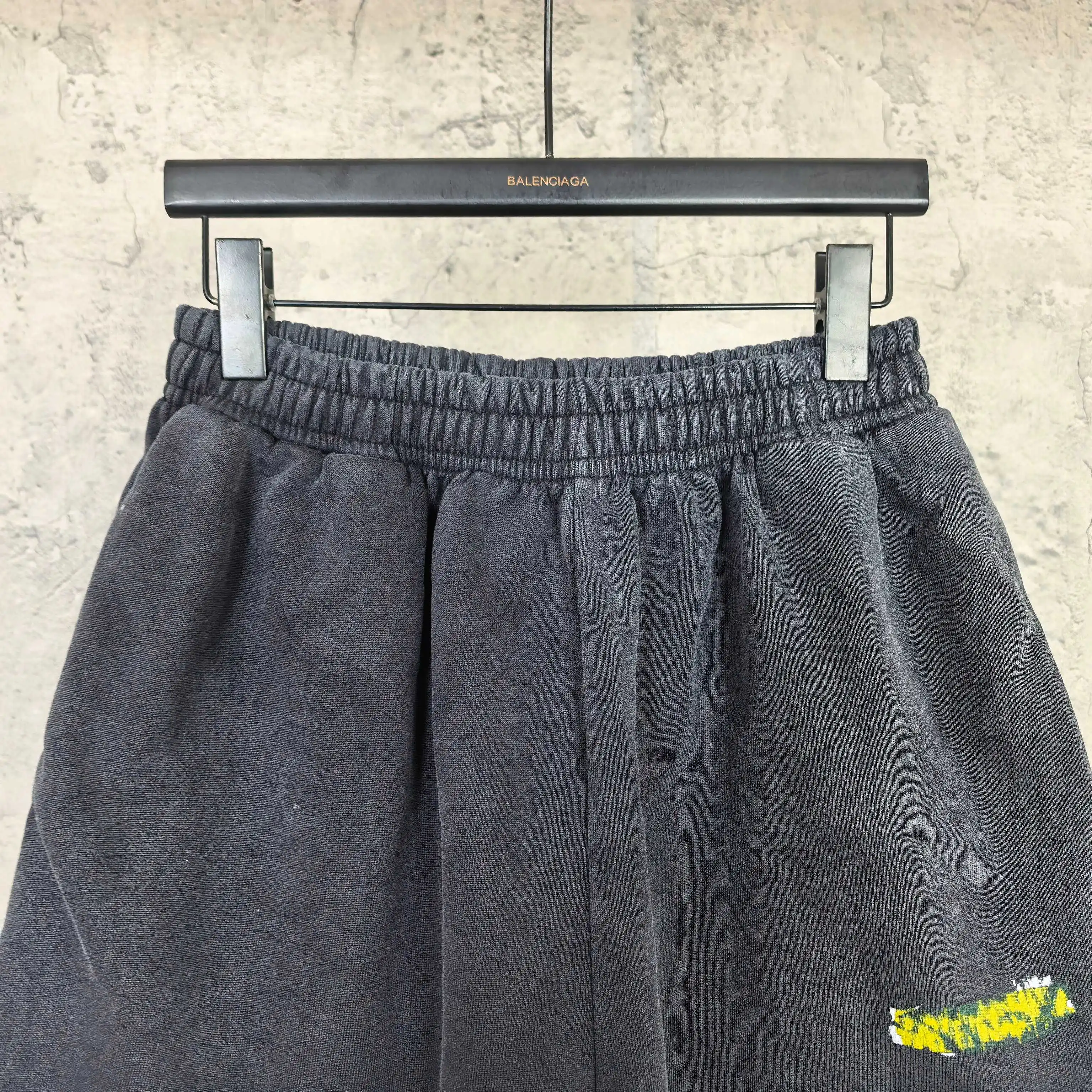 Messy Spray Logo Graffiti Shorts D16024494 — view 3
