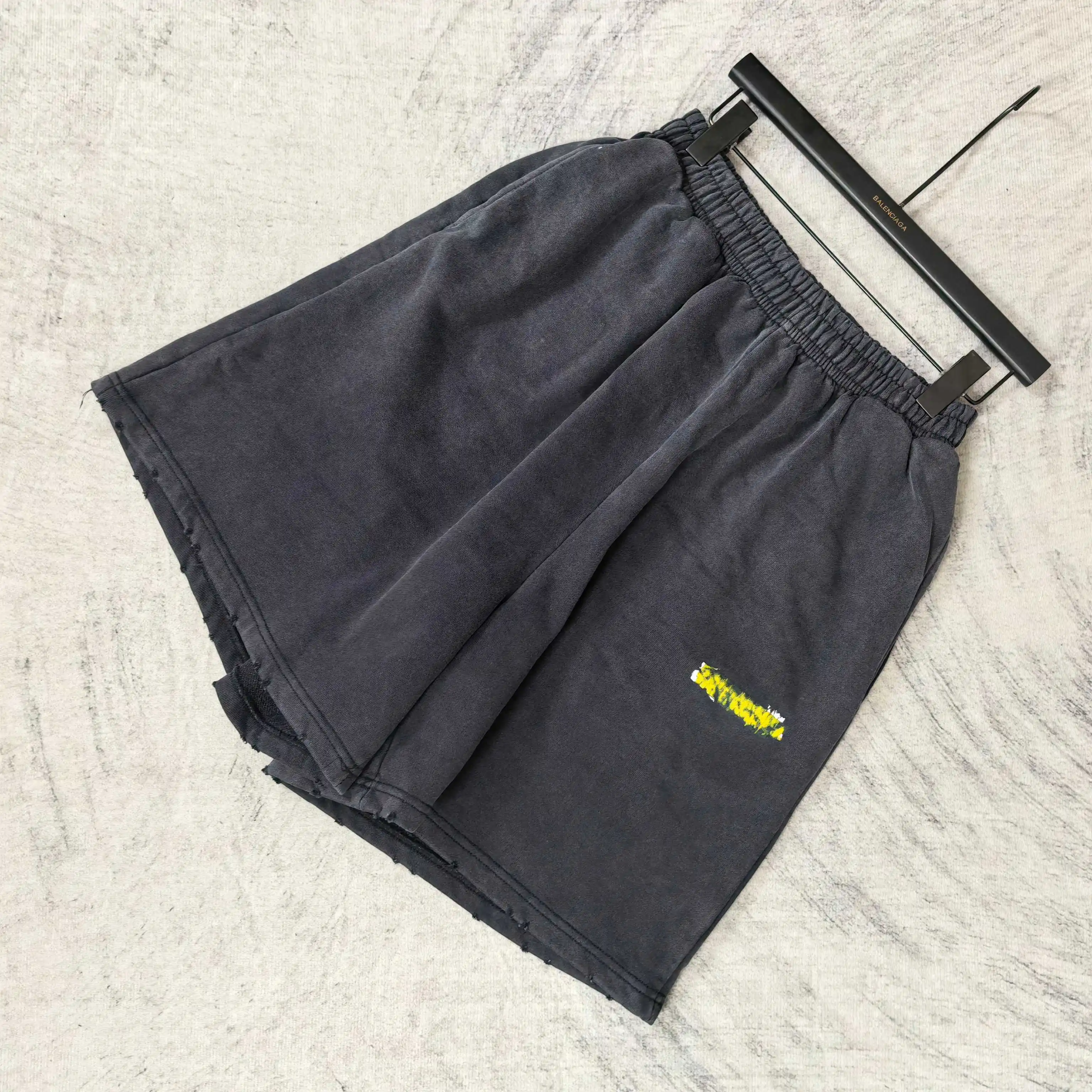 Messy Spray Logo Graffiti Shorts D16024494 — view 4