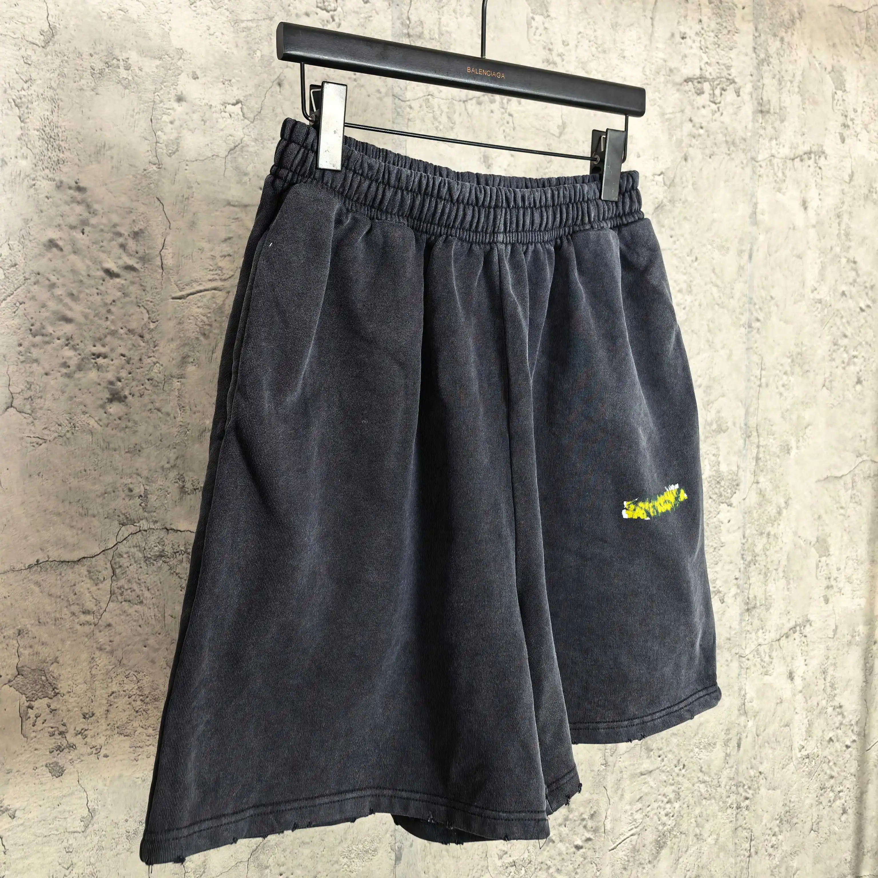 Messy Spray Logo Graffiti Shorts D16024494 — view 6