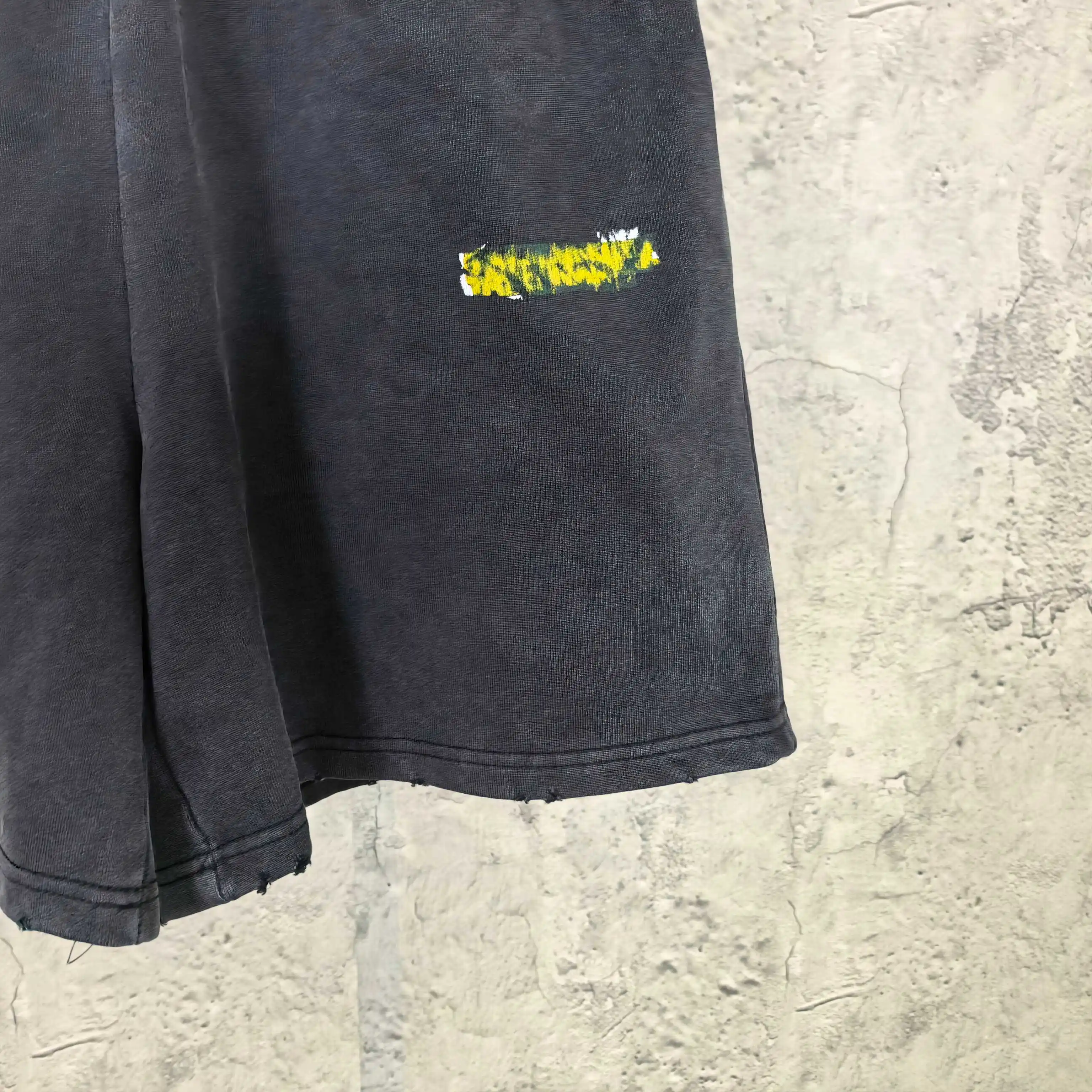 Messy Spray Logo Graffiti Shorts D16024494 — view 9