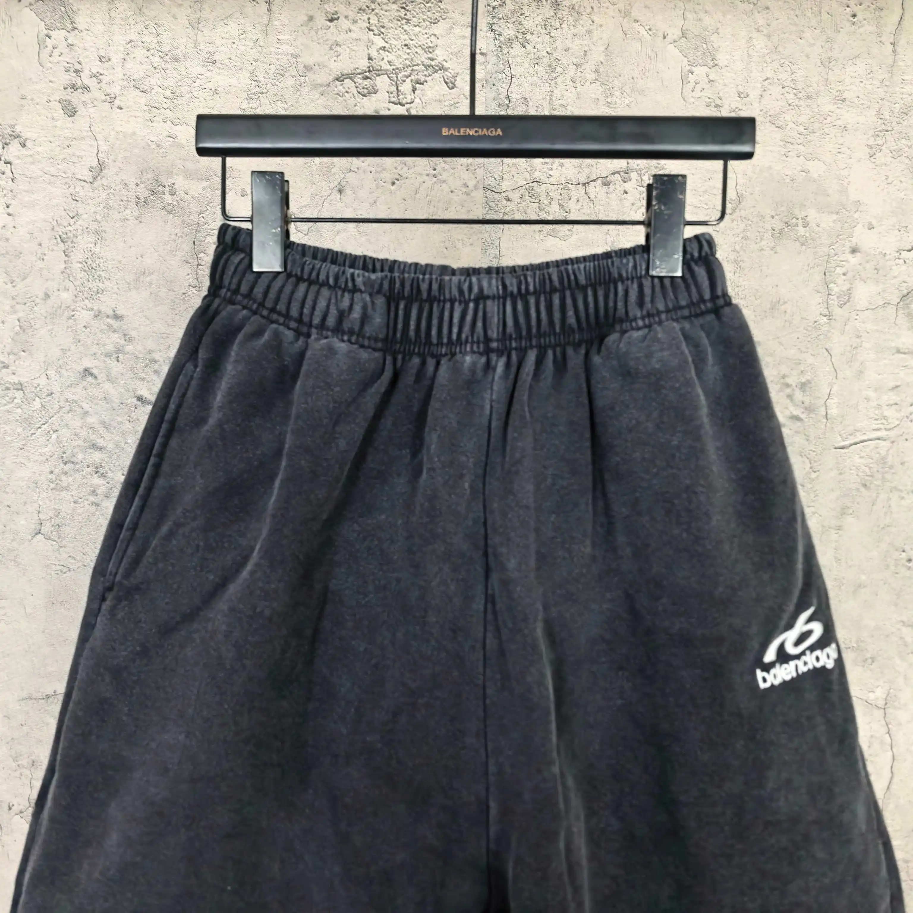 Logo Embroidered Washed Relaxed-Fit Shorts D16024479 — view 3