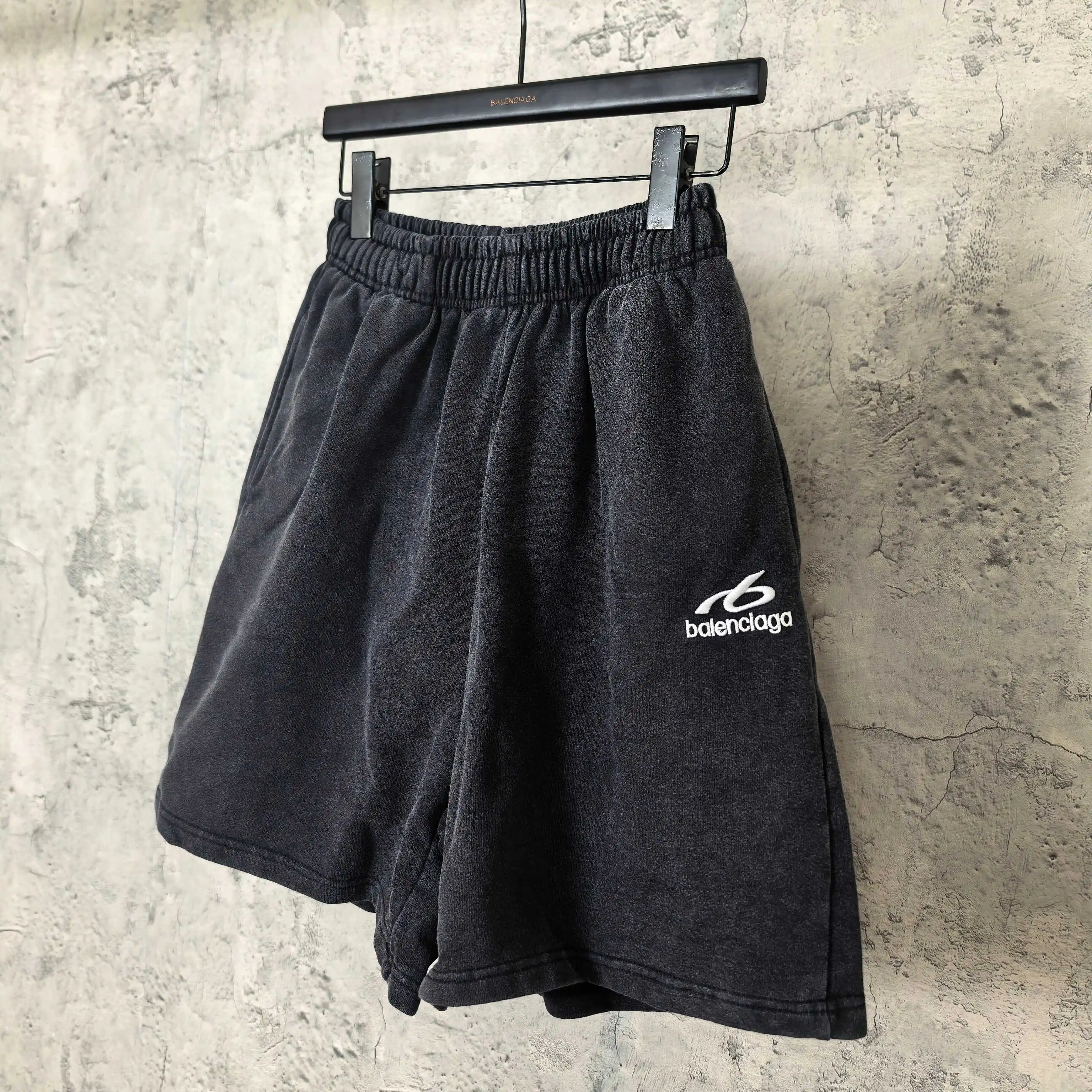Logo Embroidered Washed Relaxed-Fit Shorts D16024479 — view 9