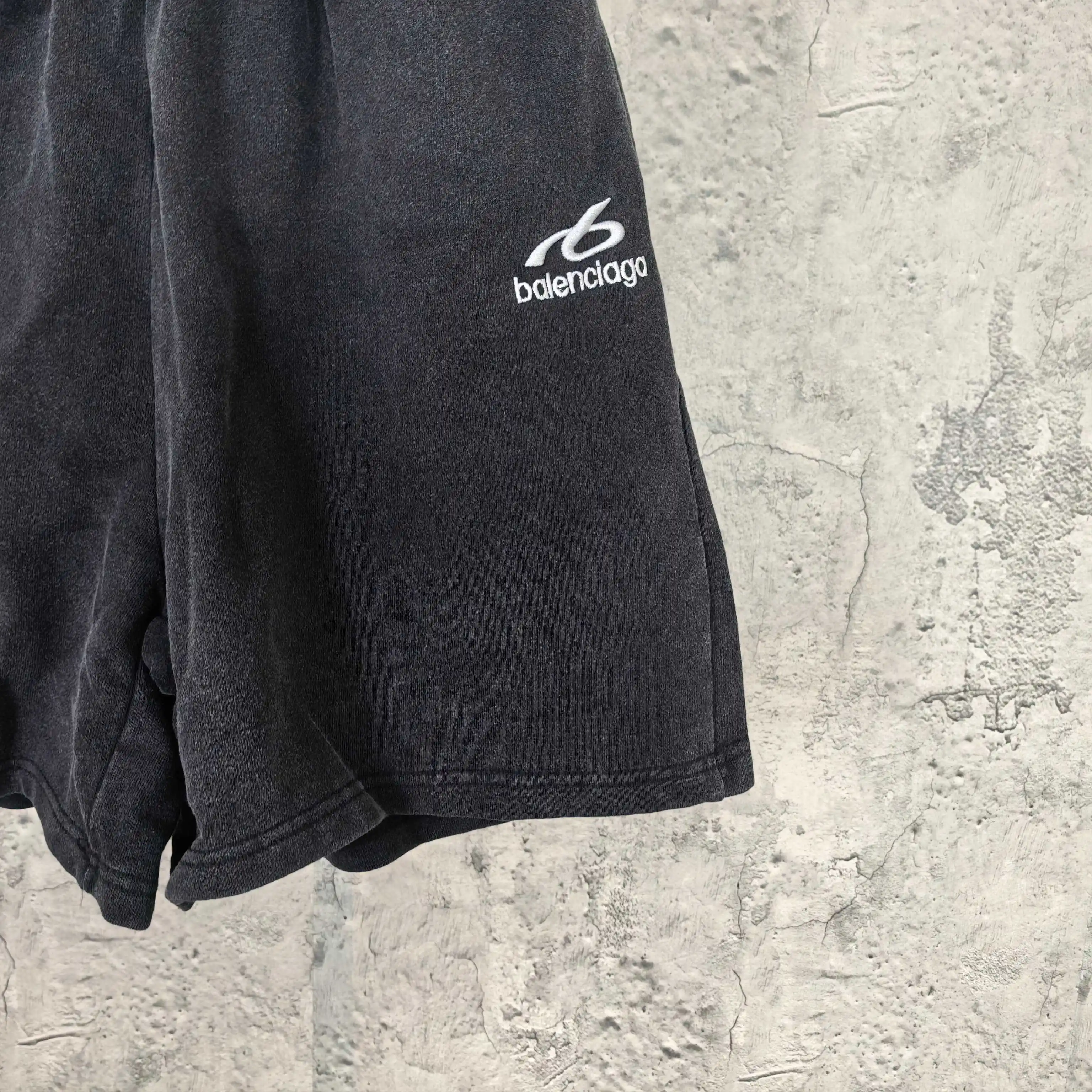 Logo Embroidered Washed Relaxed-Fit Shorts D16024479 — view 10