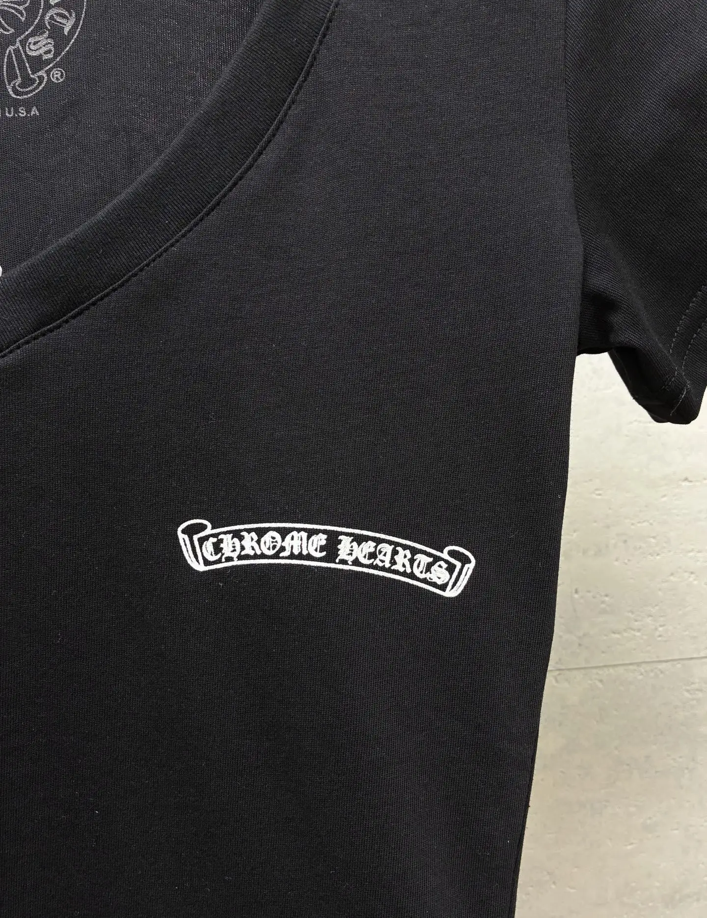 Logo-Print V-Neck Cotton T-Shirt D16519097 — view 5