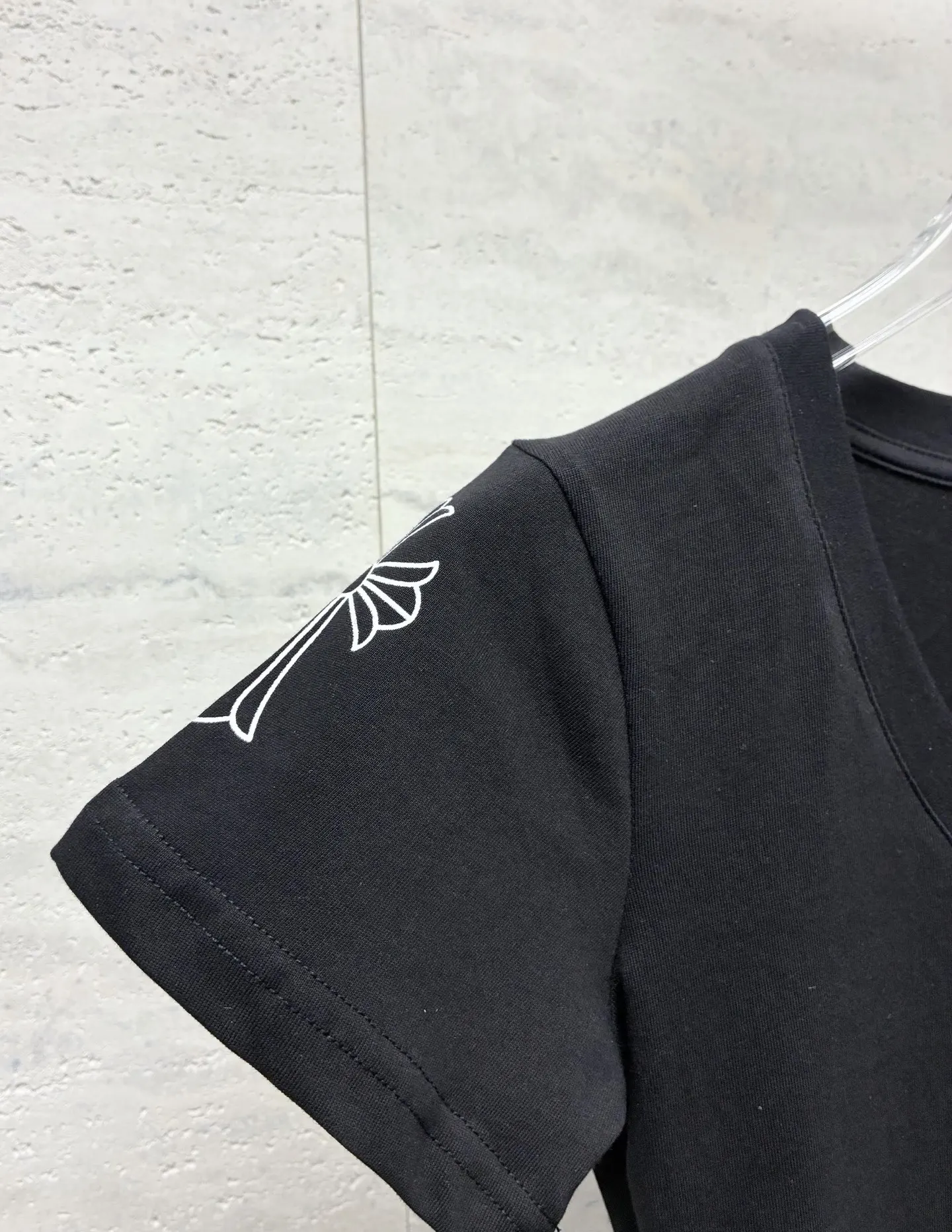 Logo-Print V-Neck Cotton T-Shirt D16519097 — view 8