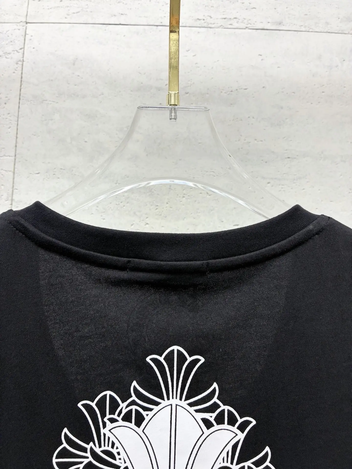 Logo-Print V-Neck Cotton T-Shirt D16519097 — view 10