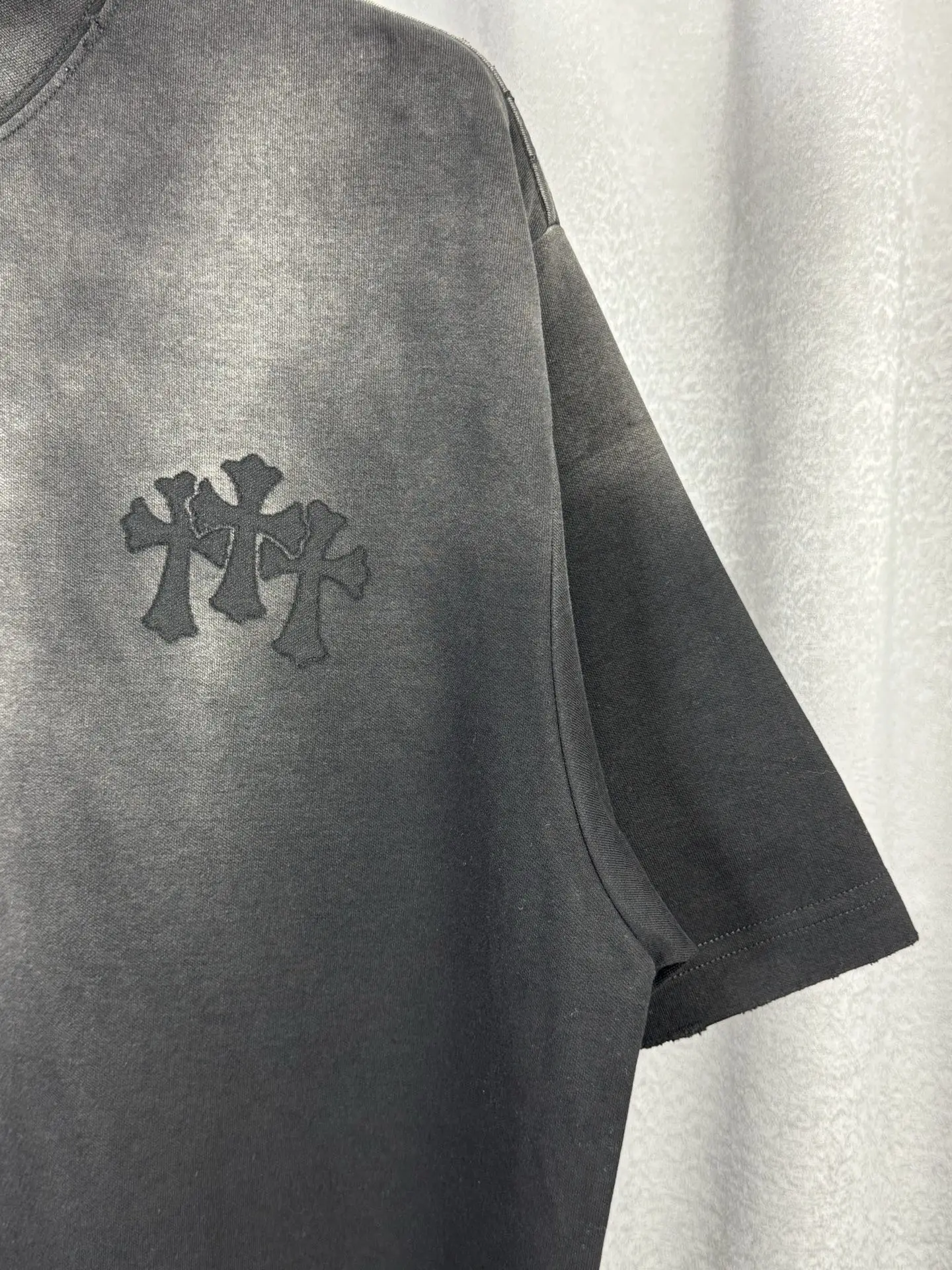 Acid-Wash Cross Patch Embroidered T-Shirt D16519595 — view 4