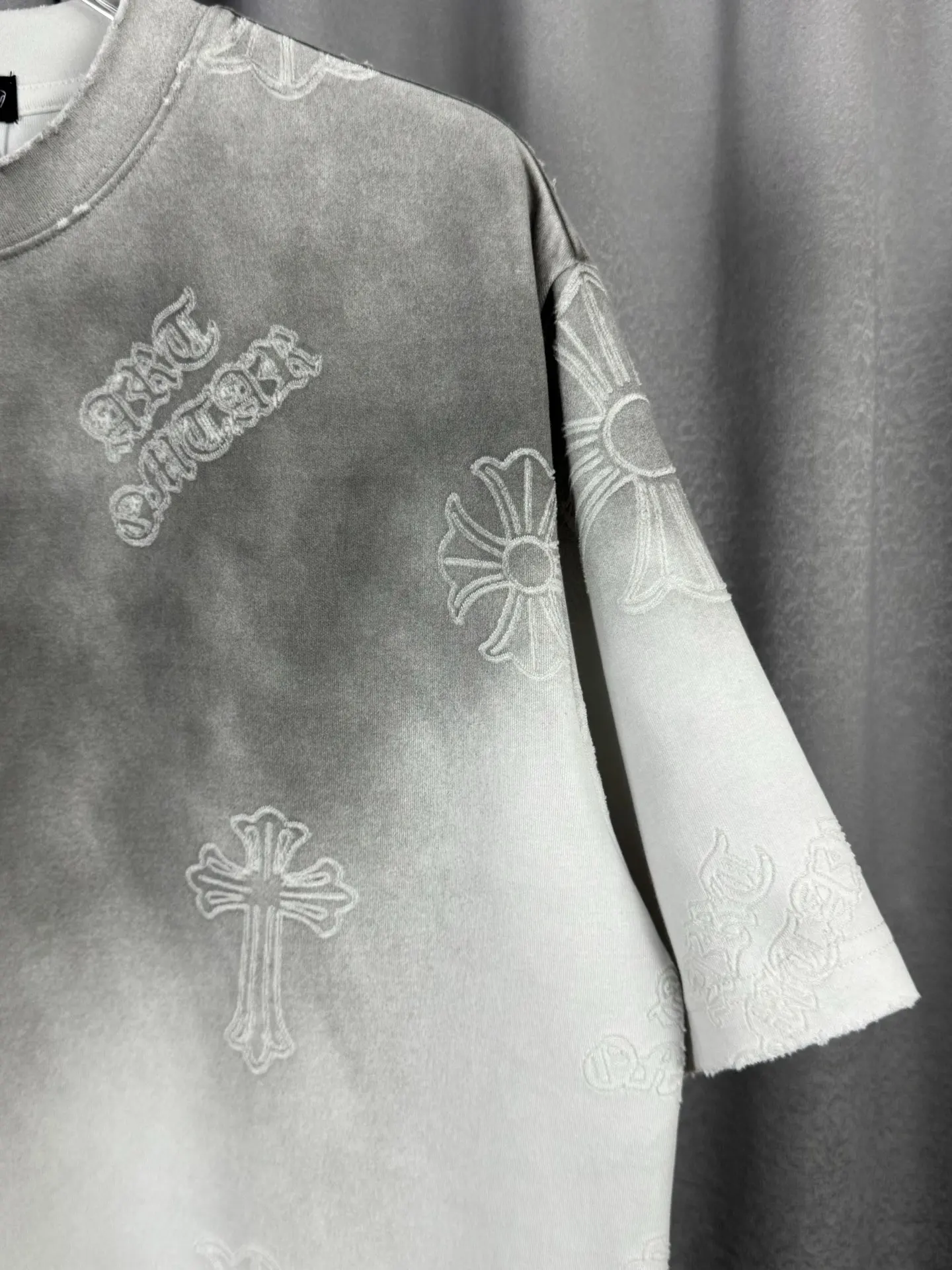 Acid-Wash Embroidered Cross T-Shirt D16519604 — view 4