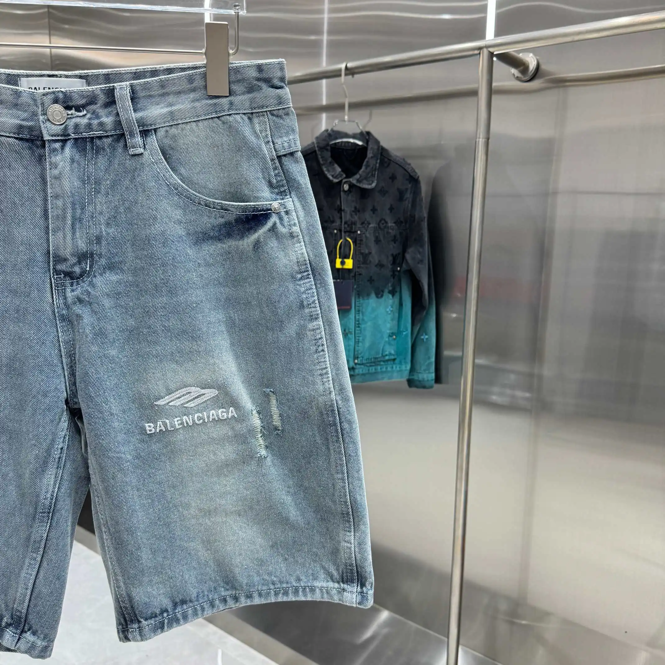 Logo Embroidered Distressed Denim Shorts D17019118 — view 7