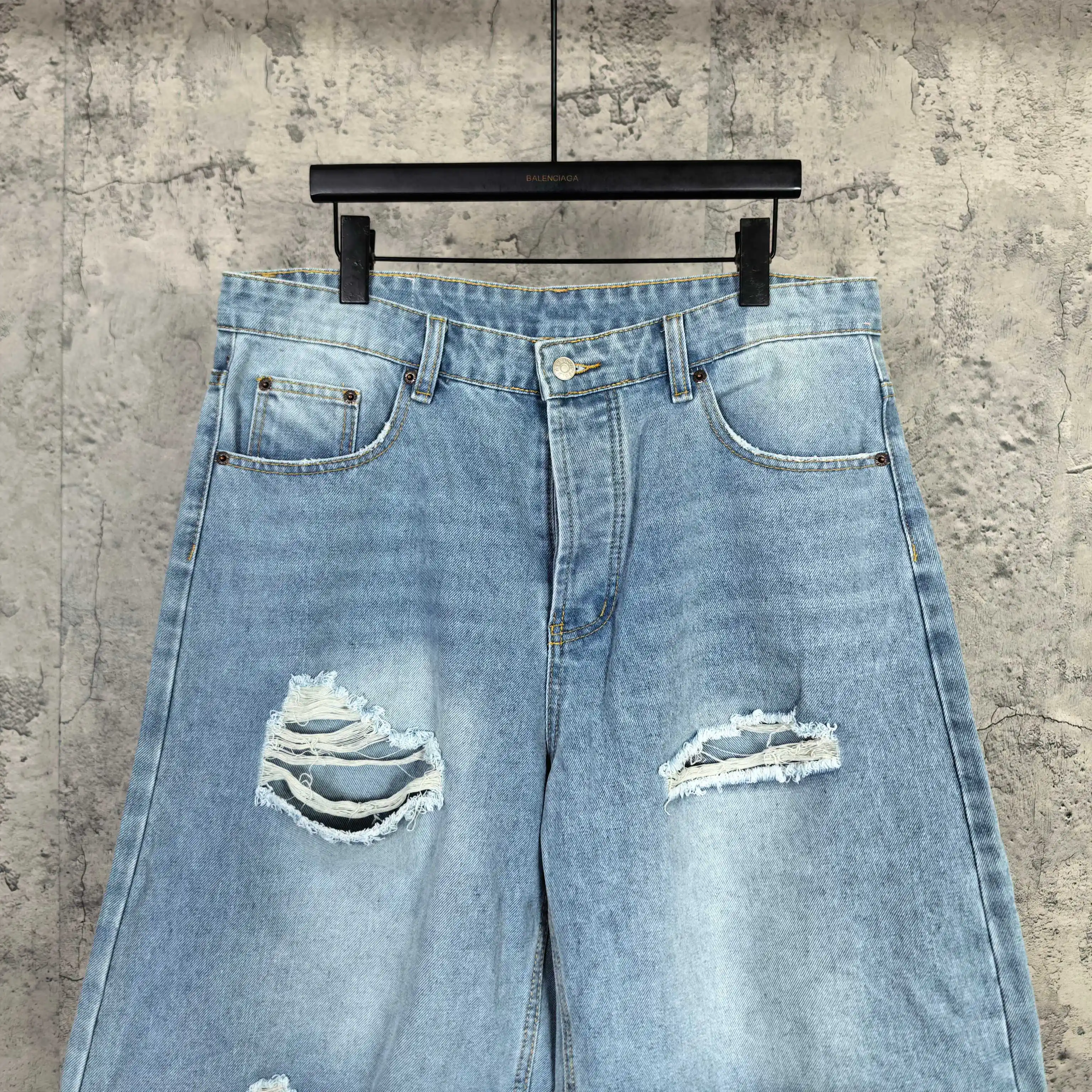 Distressed Loose-Fit Denim Shorts D18024582 — view 3