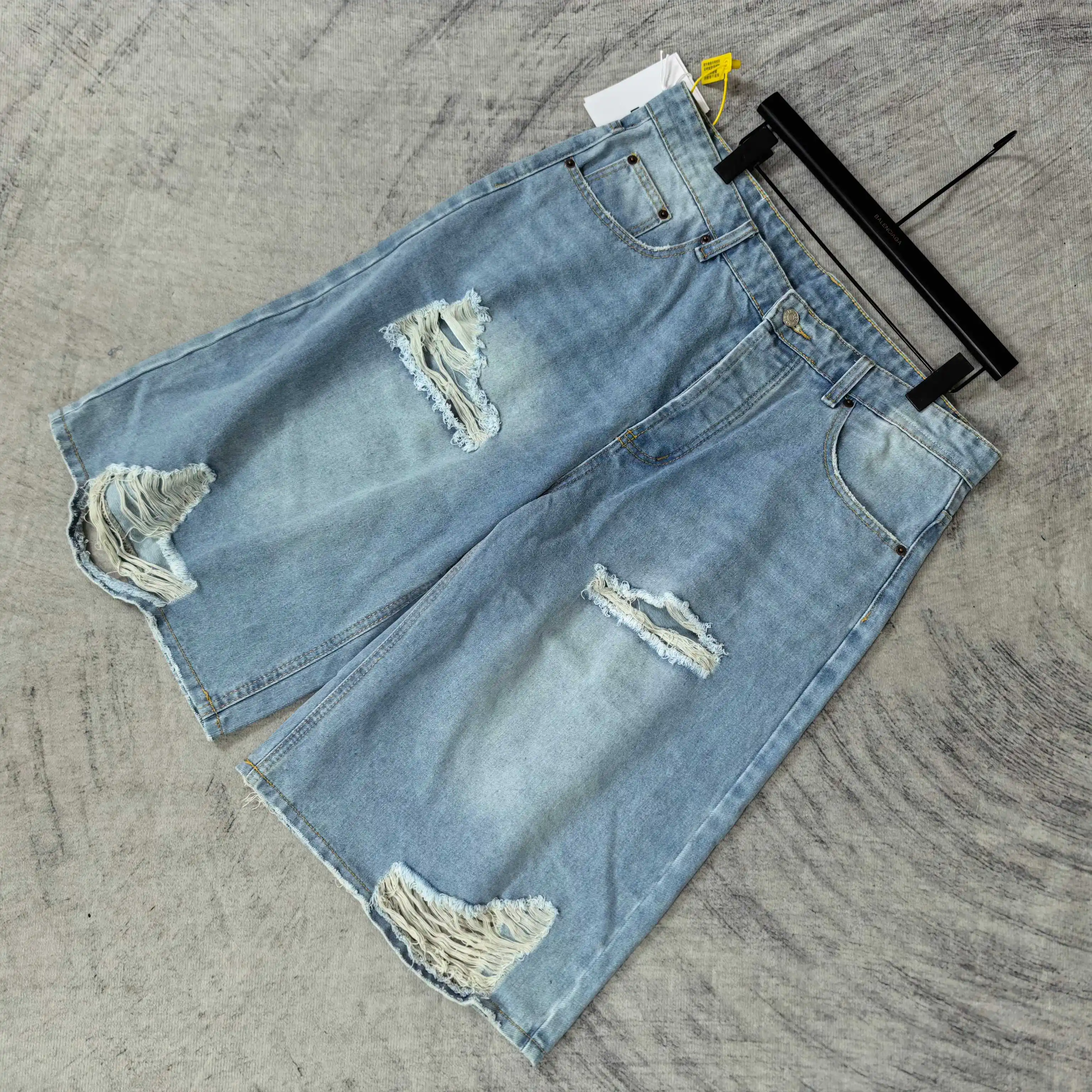 Distressed Loose-Fit Denim Shorts D18024582 — view 4
