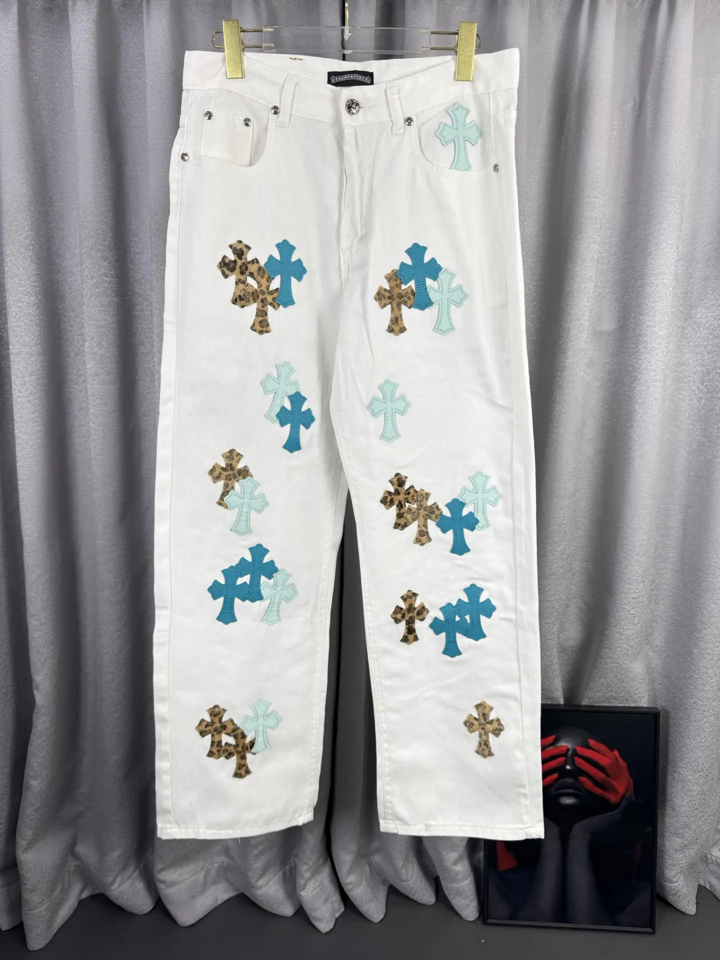 Cross Patch Straight-Leg Jeans D18019569