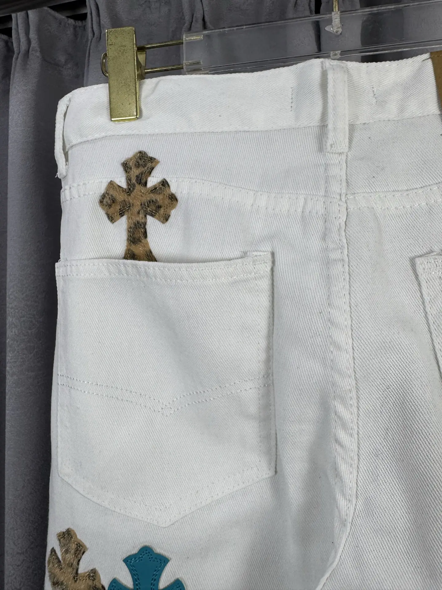 Cross Patch Straight-Leg Jeans D18019569 — view 9