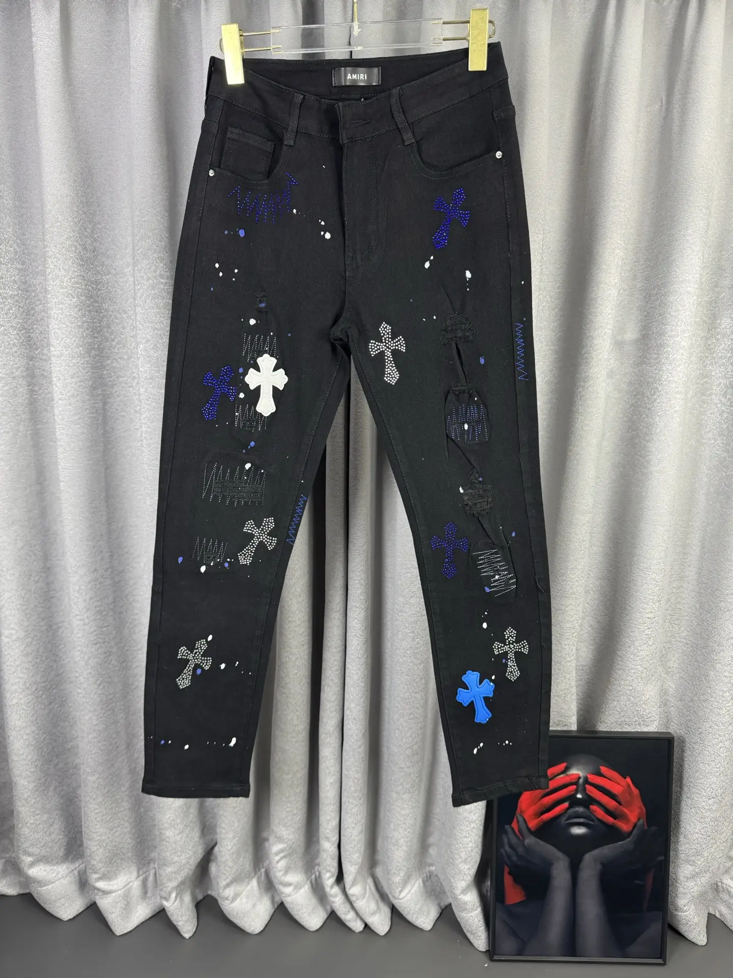 Cross Patch Distressed Straight-Leg Jeans D18019565
