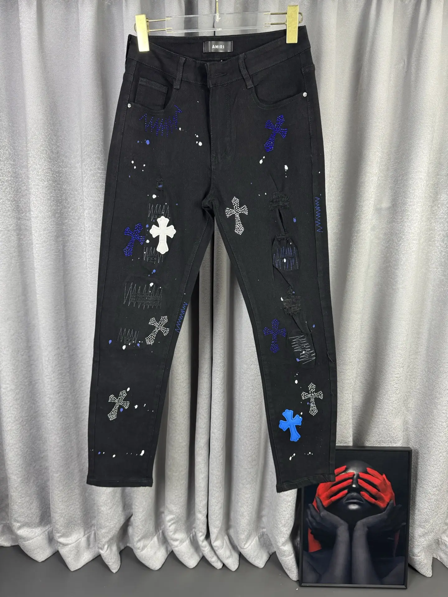 Cross Patch Distressed Straight-Leg Jeans D18019565