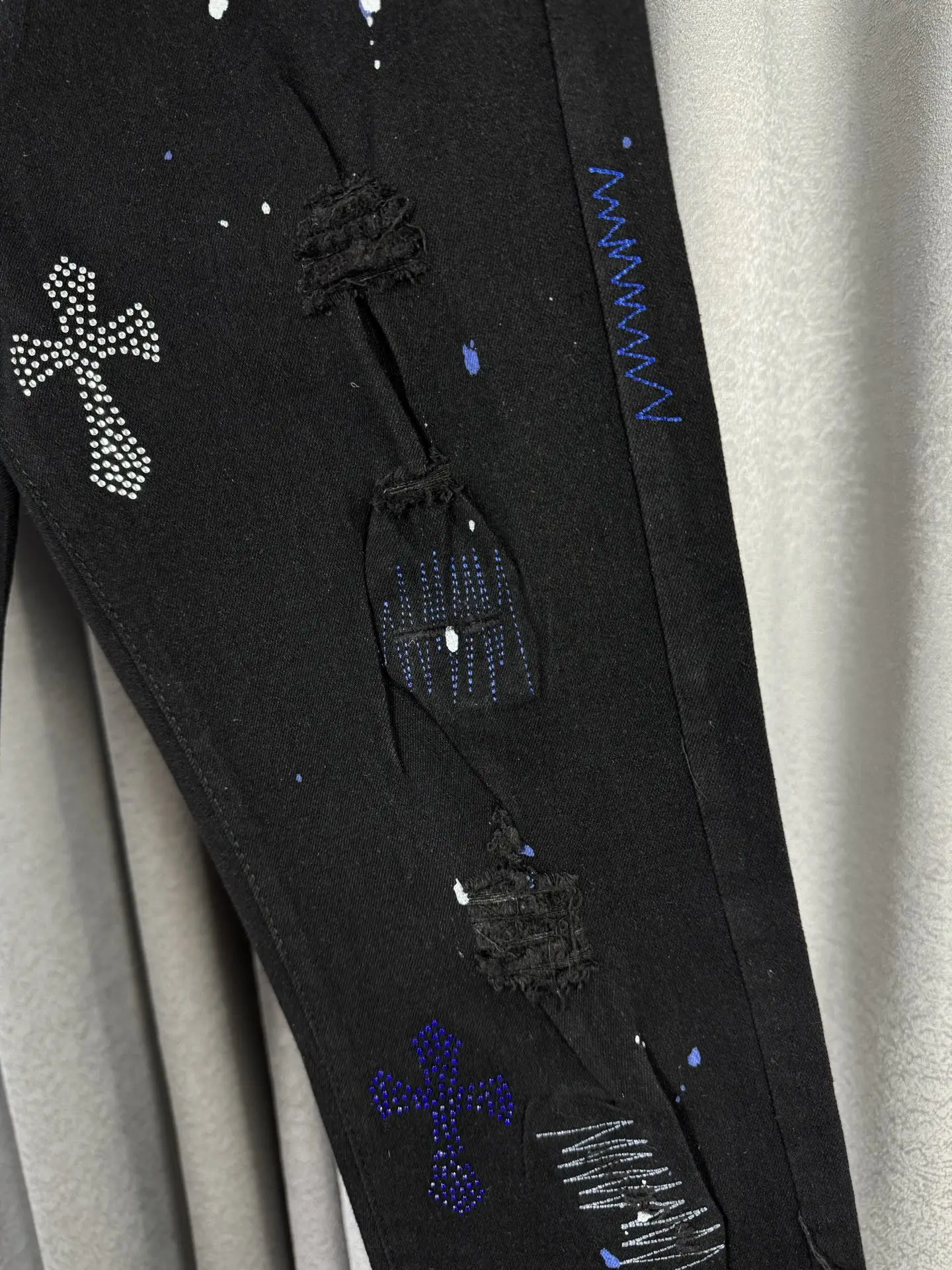 Cross Patch Distressed Straight-Leg Jeans D18019565 — view 7