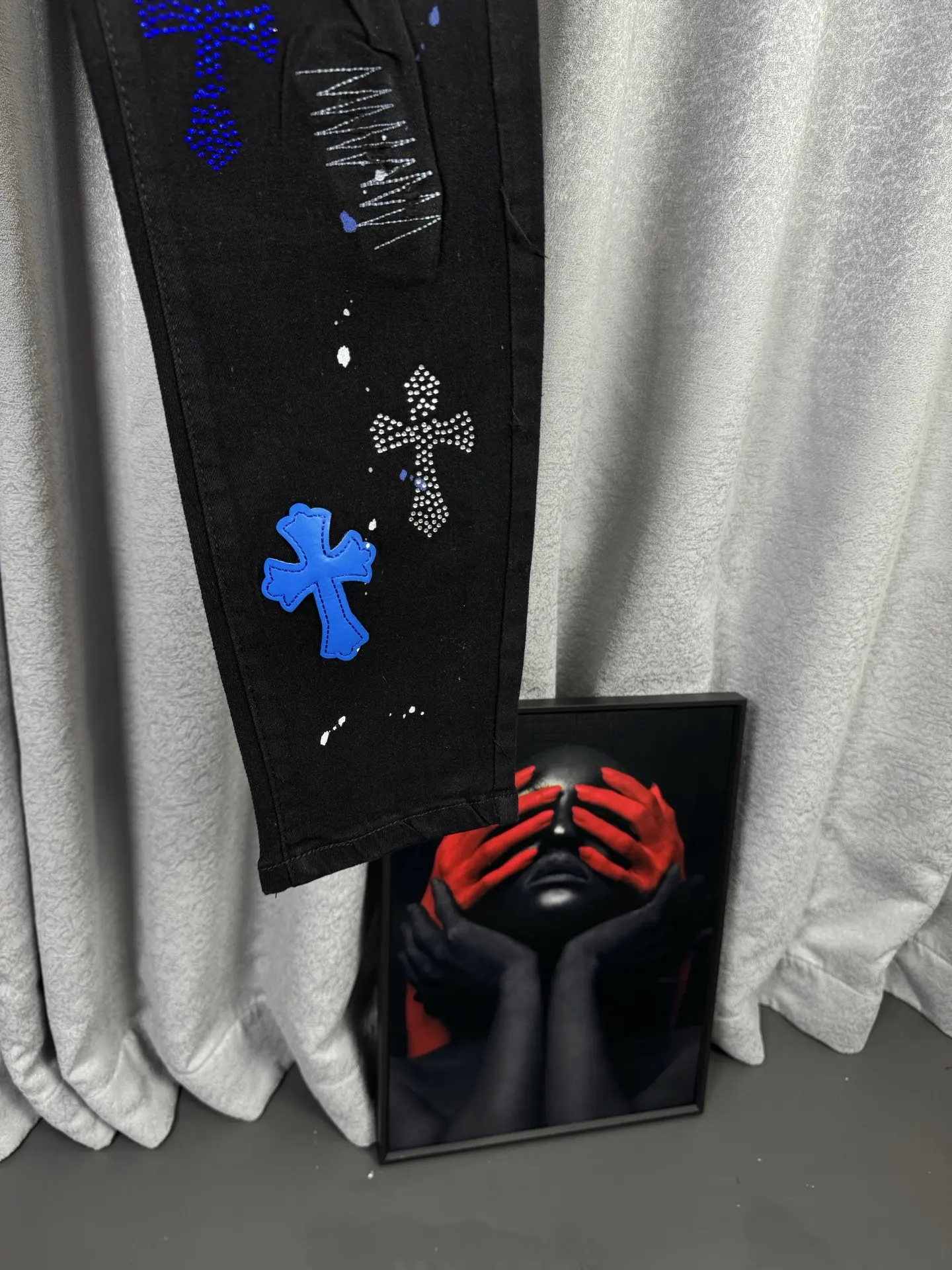 Cross Patch Distressed Straight-Leg Jeans D18019565 — view 8