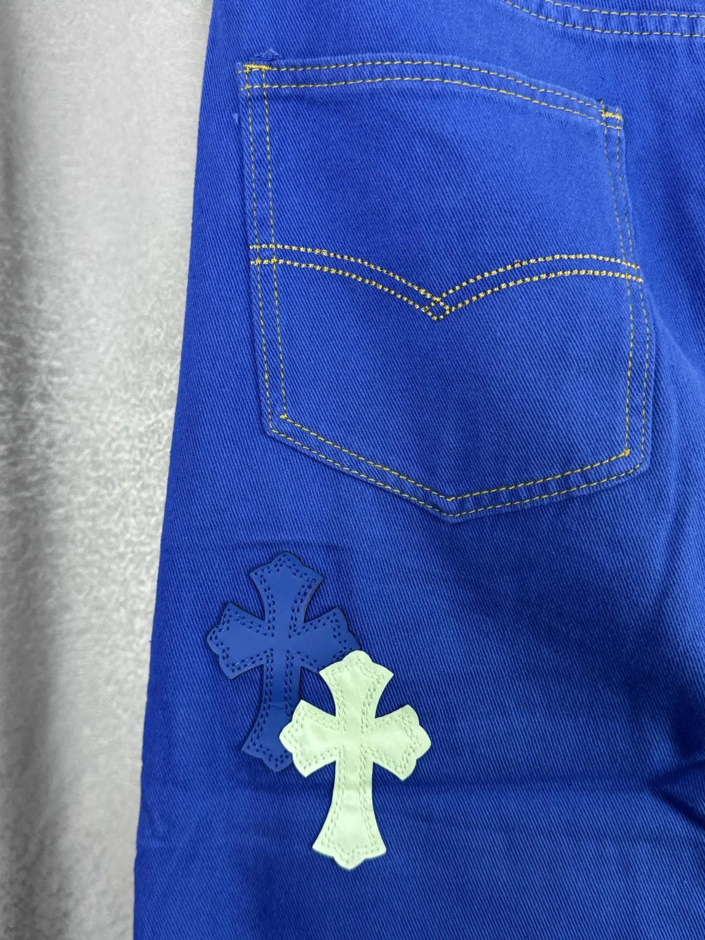 Cross Patch Straight-Leg Jeans D18019542 — view 9