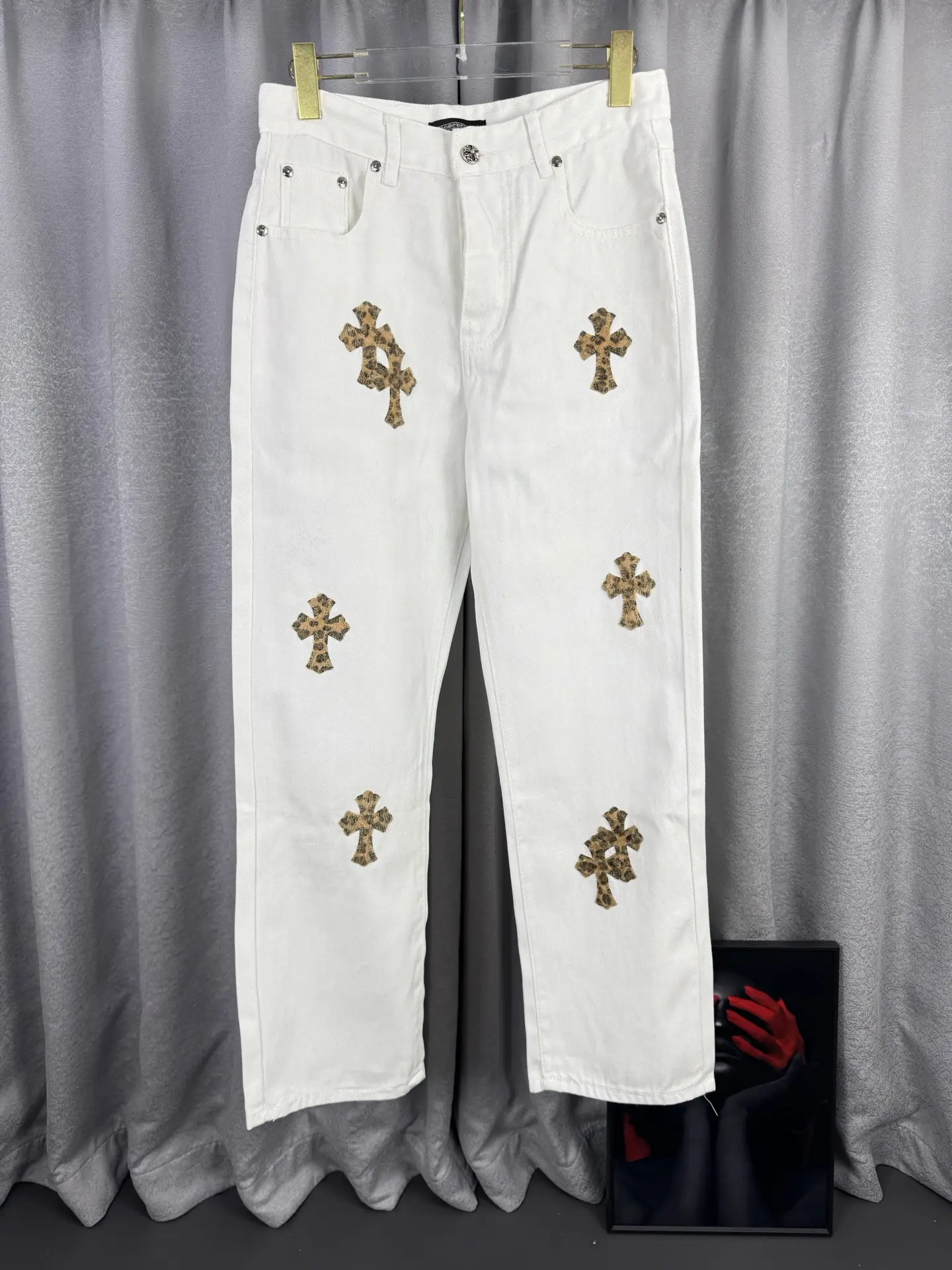 Leopard Cross Patch Straight-Leg Jeans D18019566
